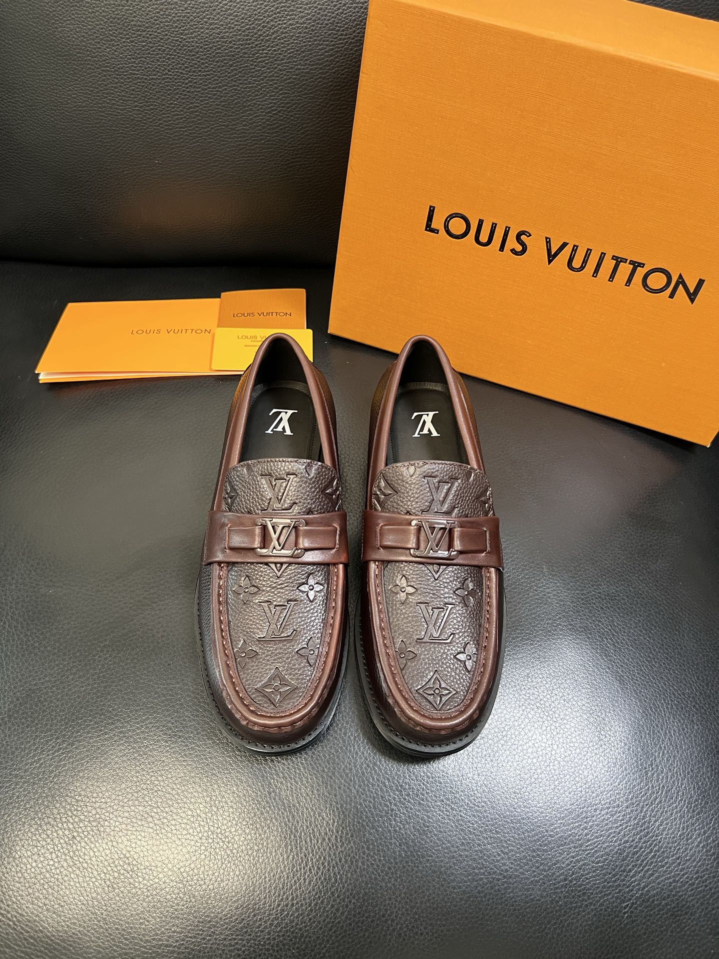 Lv 高品质 顶级工艺品 路易威登 皮鞋专柜同步原厂配置，鞋面意大利进口，进口水染牛皮内里，鞋底：原厂特