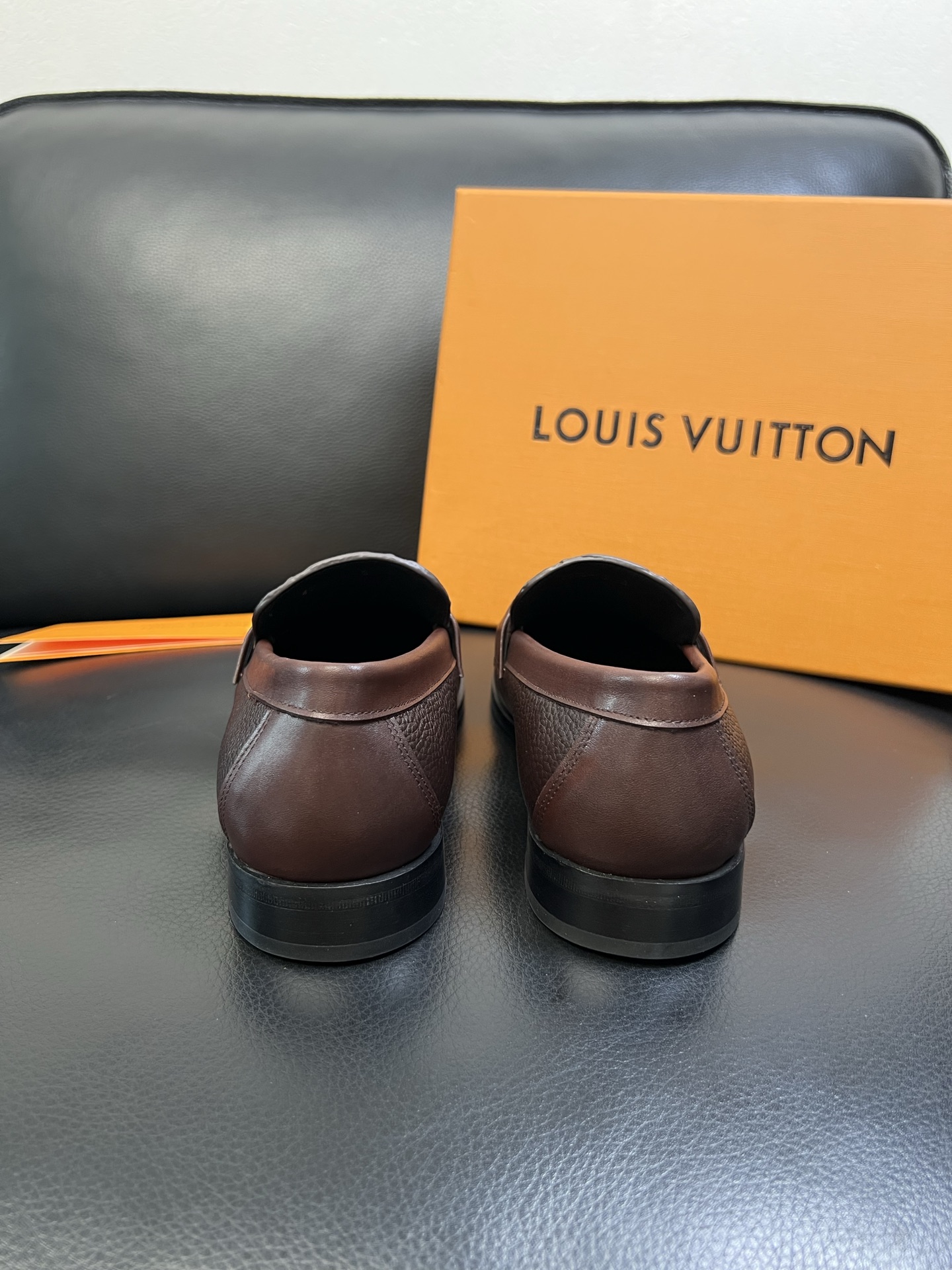 Lv 高品质 顶级工艺品 路易威登 皮鞋专柜同步原厂配置，鞋面意大利进口，进口水染牛皮内里，鞋底：原厂特