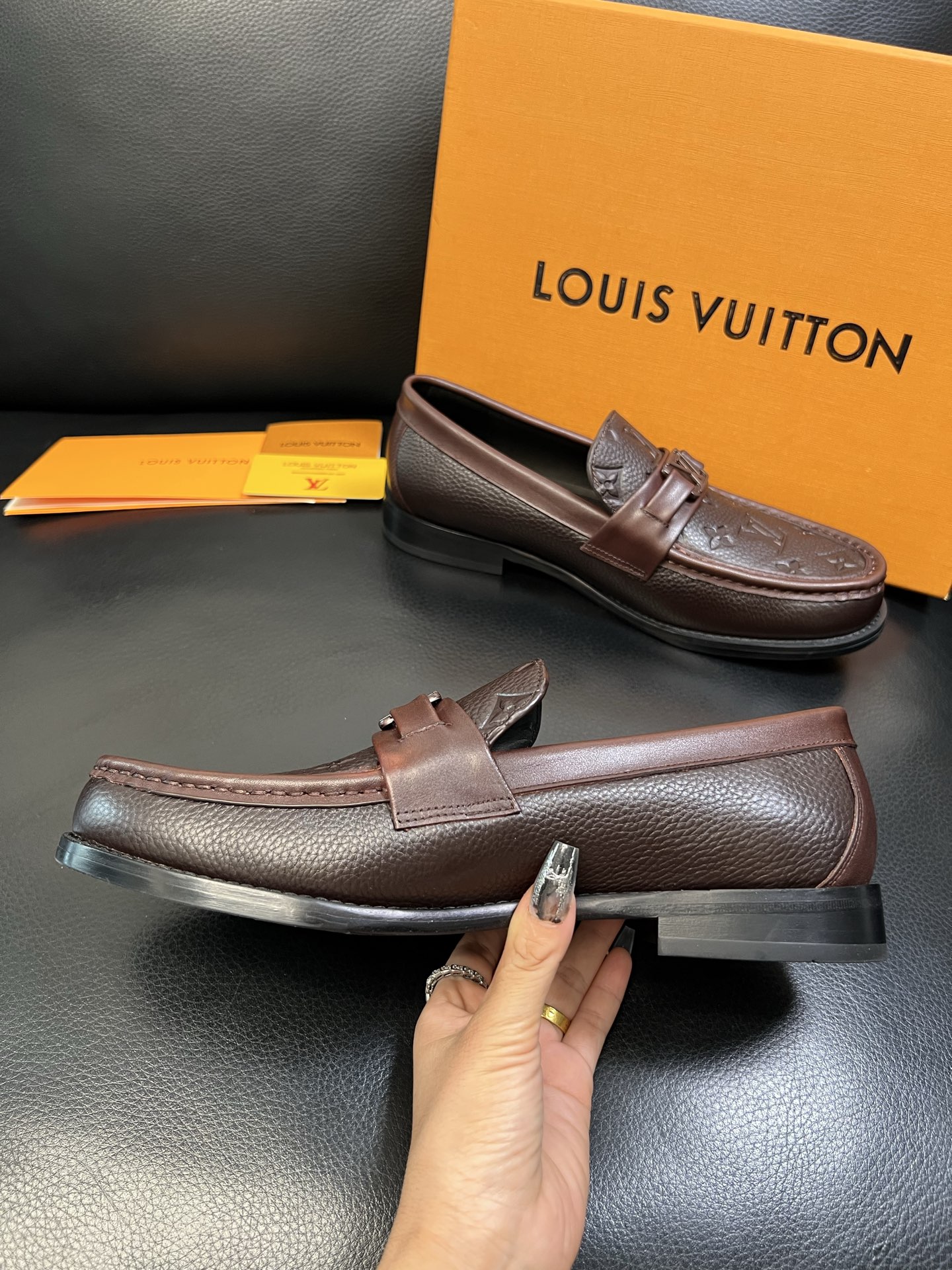 Lv 高品质 顶级工艺品 路易威登 皮鞋专柜同步原厂配置，鞋面意大利进口，进口水染牛皮内里，鞋底：原厂特