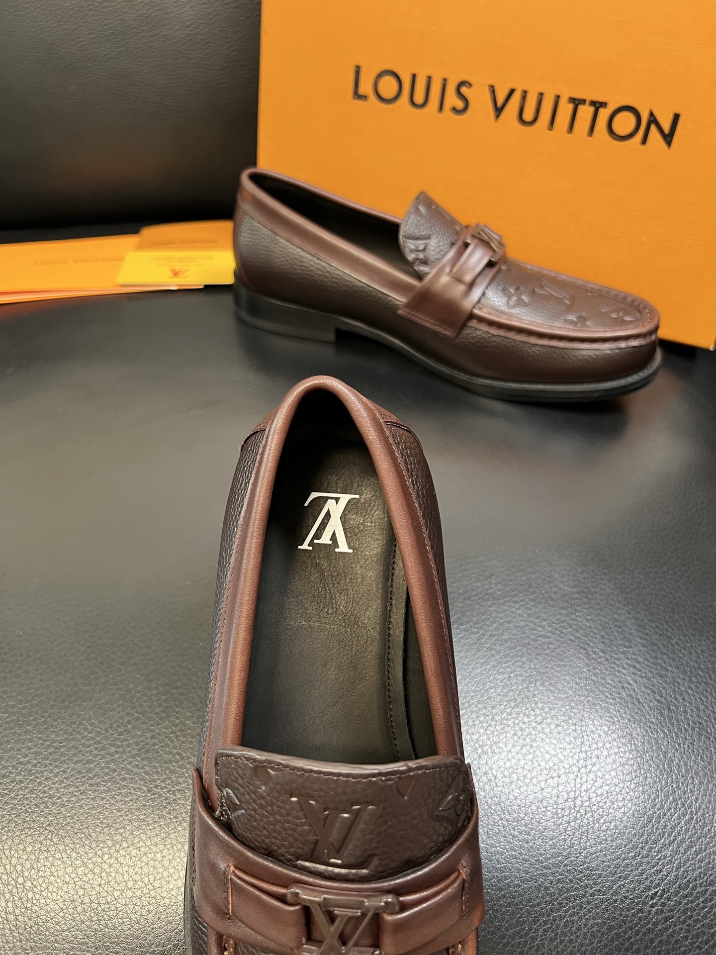 Lv 高品质 顶级工艺品 路易威登 皮鞋专柜同步原厂配置，鞋面意大利进口，进口水染牛皮内里，鞋底：原厂特