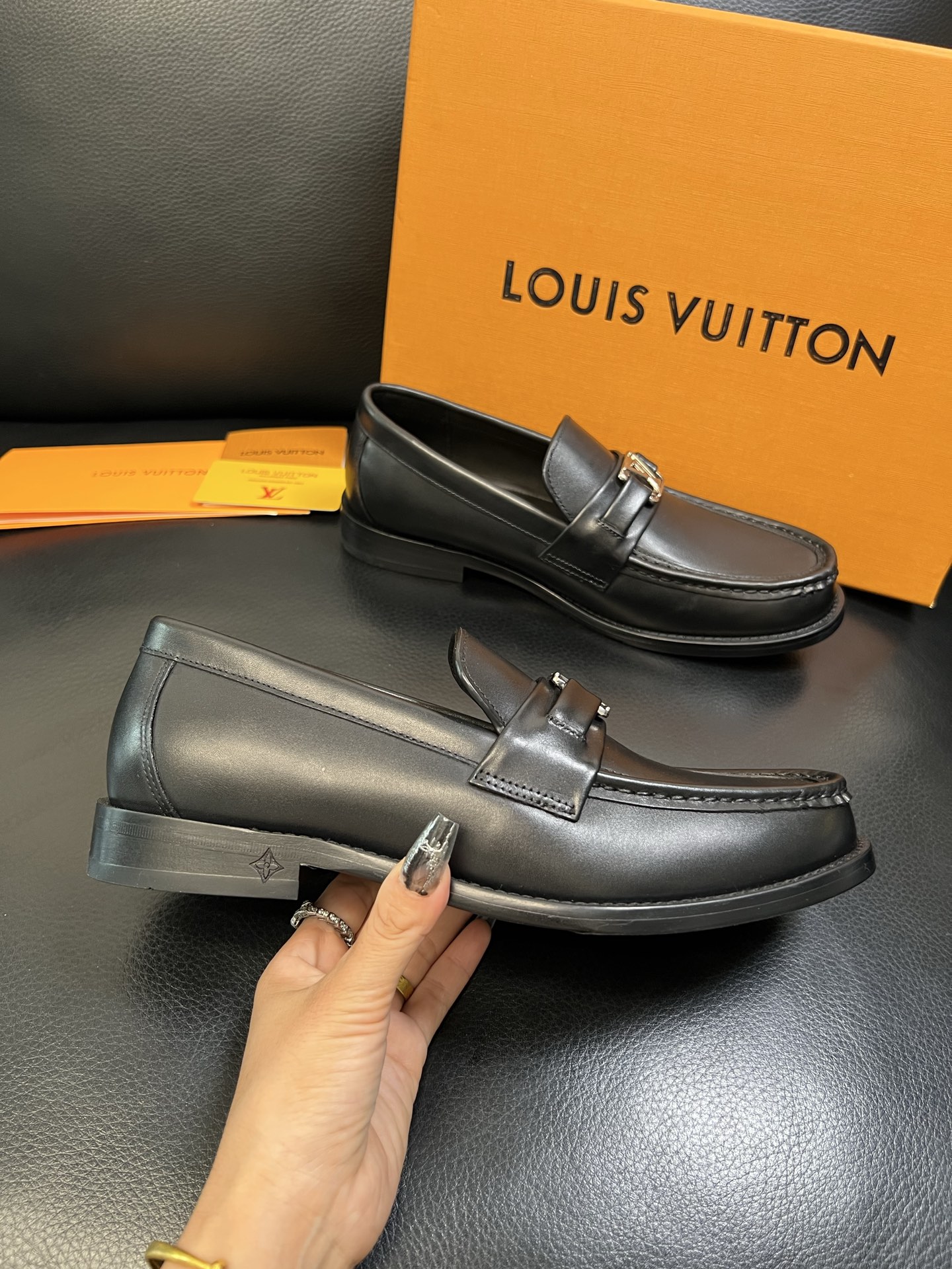 Lv 高品质 顶级工艺品 路易威登 皮鞋专柜同步原厂配置，鞋面意大利进口，进口水染牛皮内里，鞋底：原厂特