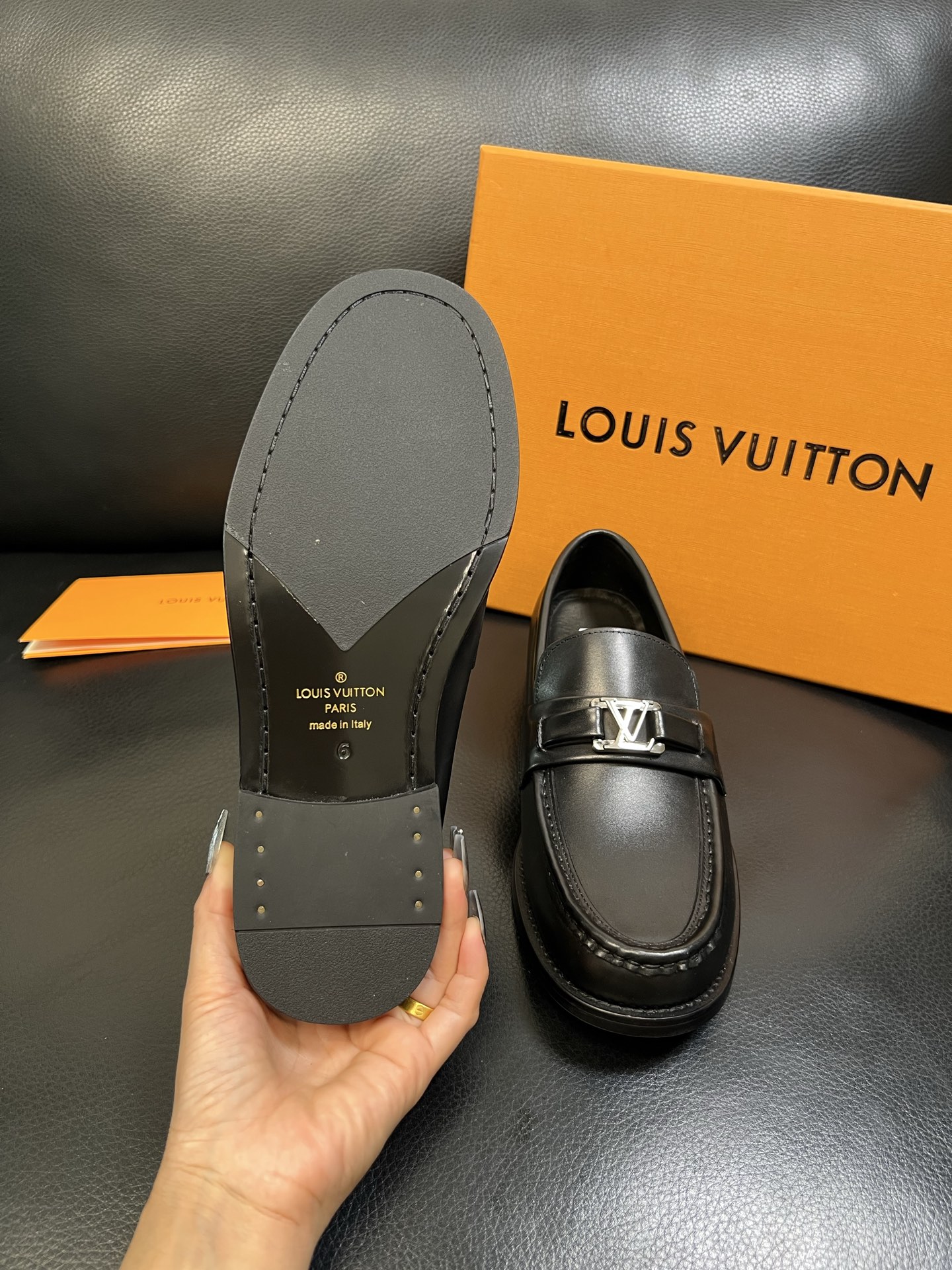 Lv 高品质 顶级工艺品 路易威登 皮鞋专柜同步原厂配置，鞋面意大利进口，进口水染牛皮内里，鞋底：原厂特