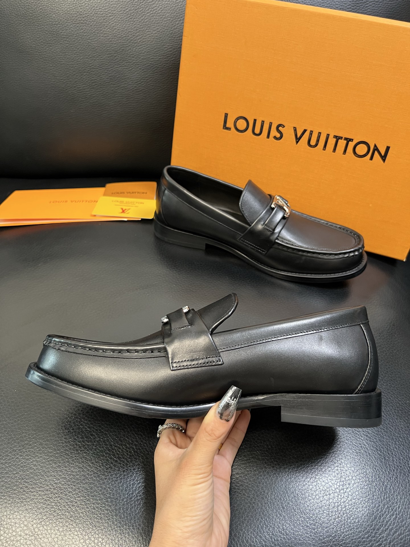 Lv 高品质 顶级工艺品 路易威登 皮鞋专柜同步原厂配置，鞋面意大利进口，进口水染牛皮内里，鞋底：原厂特