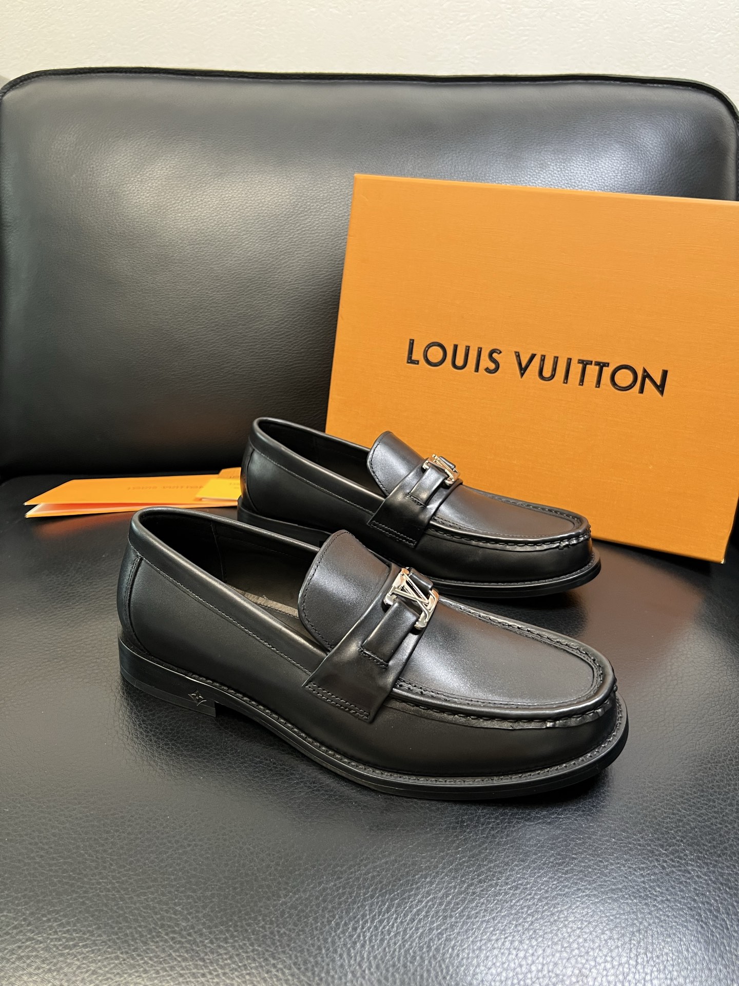 Lv 高品质 顶级工艺品 路易威登 皮鞋专柜同步原厂配置，鞋面意大利进口，进口水染牛皮内里，鞋底：原厂特