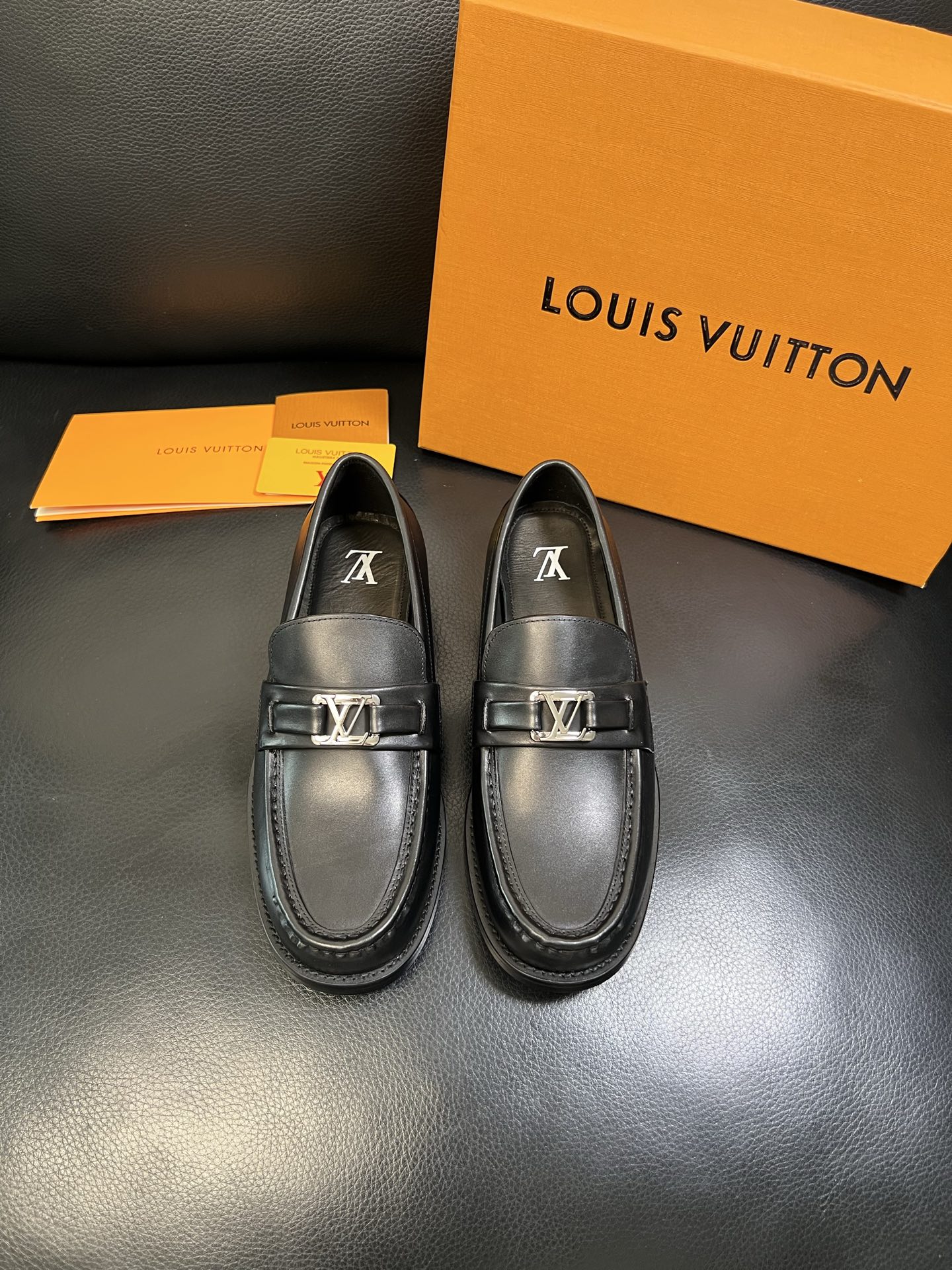 Lv 高品质 顶级工艺品 路易威登 皮鞋专柜同步原厂配置，鞋面意大利进口，进口水染牛皮内里，鞋底：原厂特