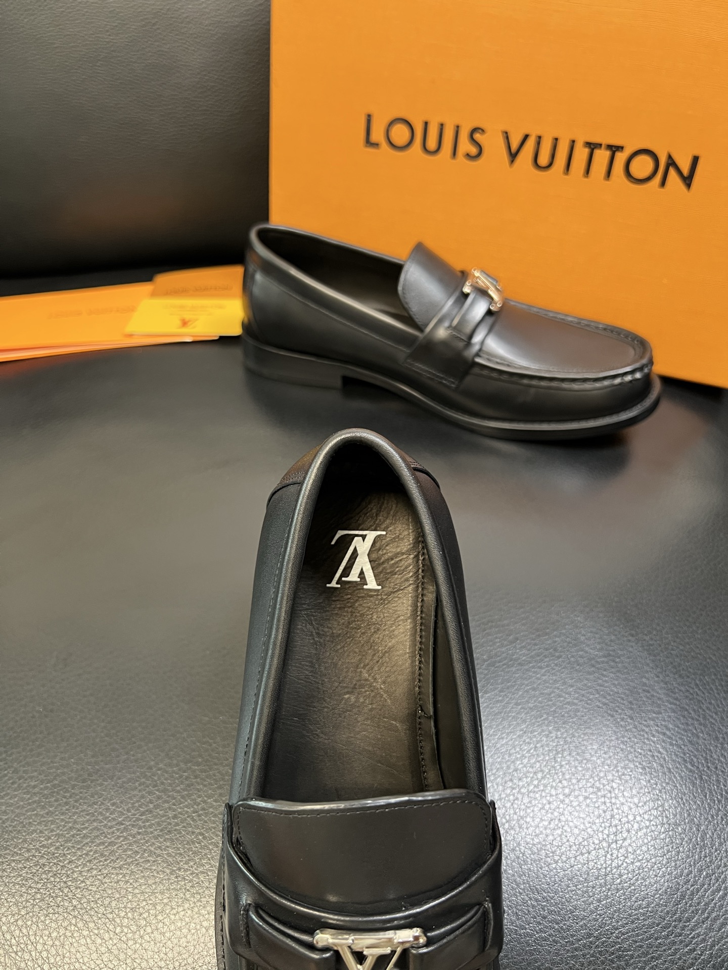 Lv 高品质 顶级工艺品 路易威登 皮鞋专柜同步原厂配置，鞋面意大利进口，进口水染牛皮内里，鞋底：原厂特