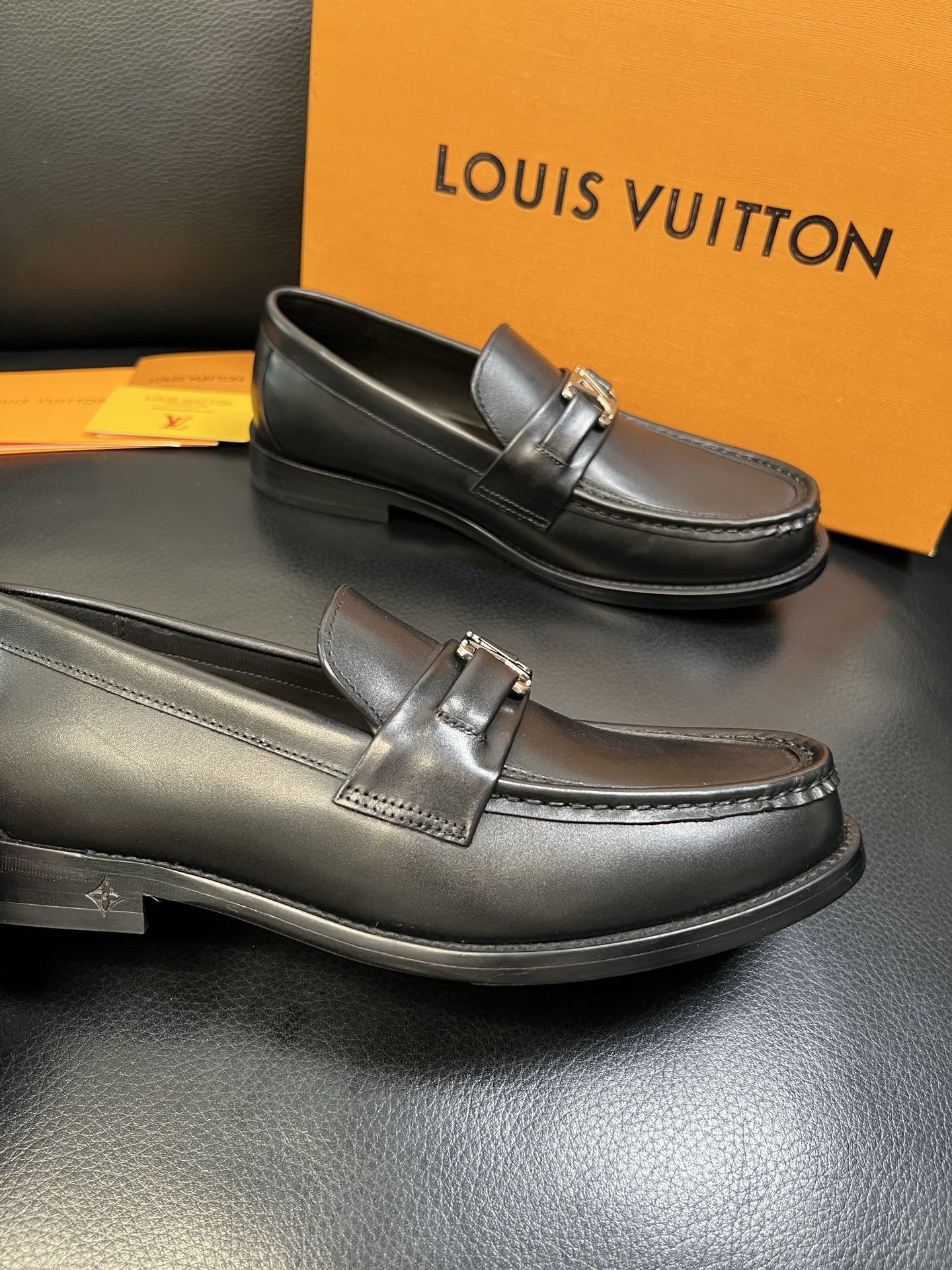 Lv 高品质 顶级工艺品 路易威登 皮鞋专柜同步原厂配置，鞋面意大利进口，进口水染牛皮内里，鞋底：原厂特