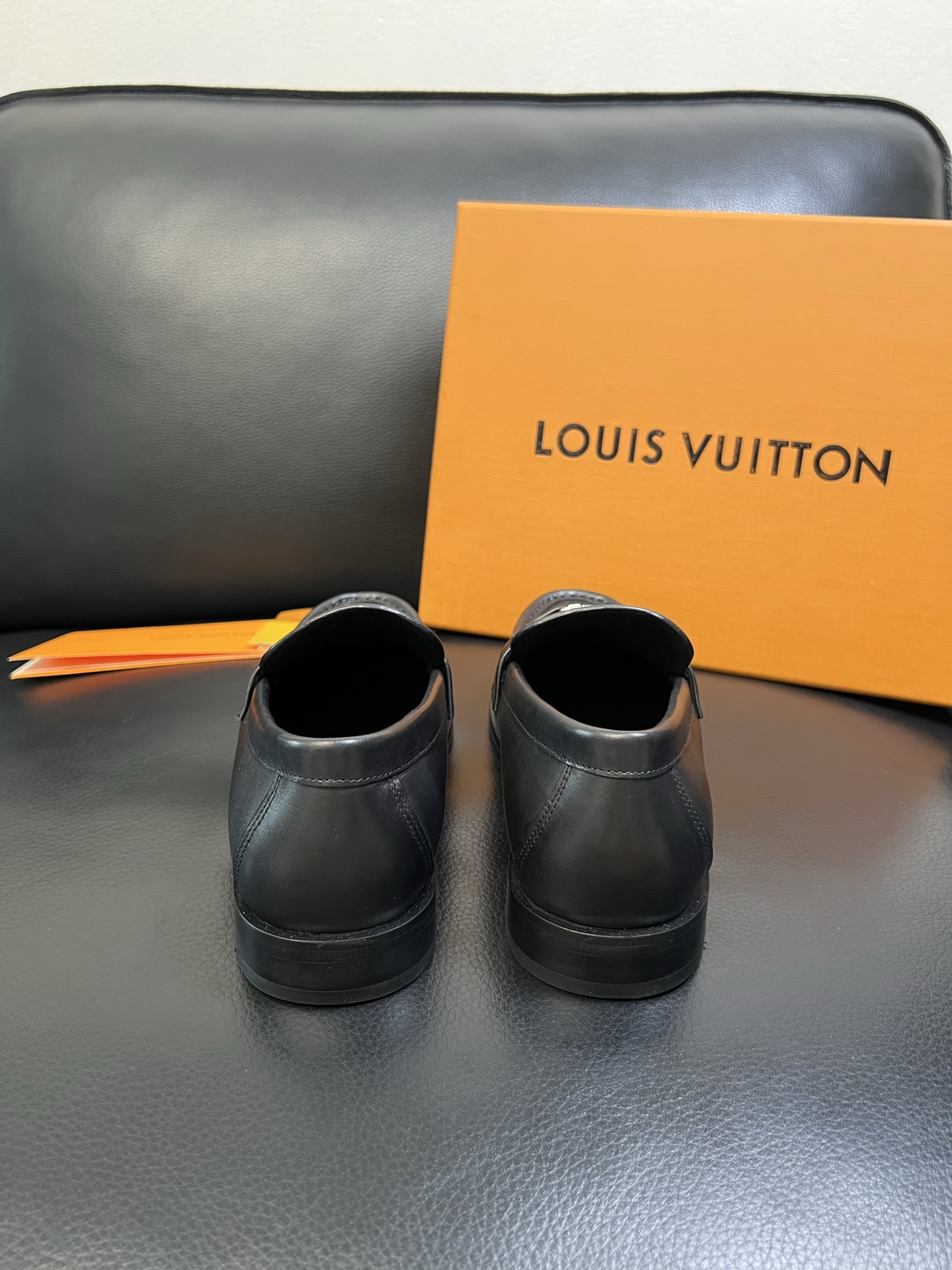 Lv 高品质 顶级工艺品 路易威登 皮鞋专柜同步原厂配置，鞋面意大利进口，进口水染牛皮内里，鞋底：原厂特