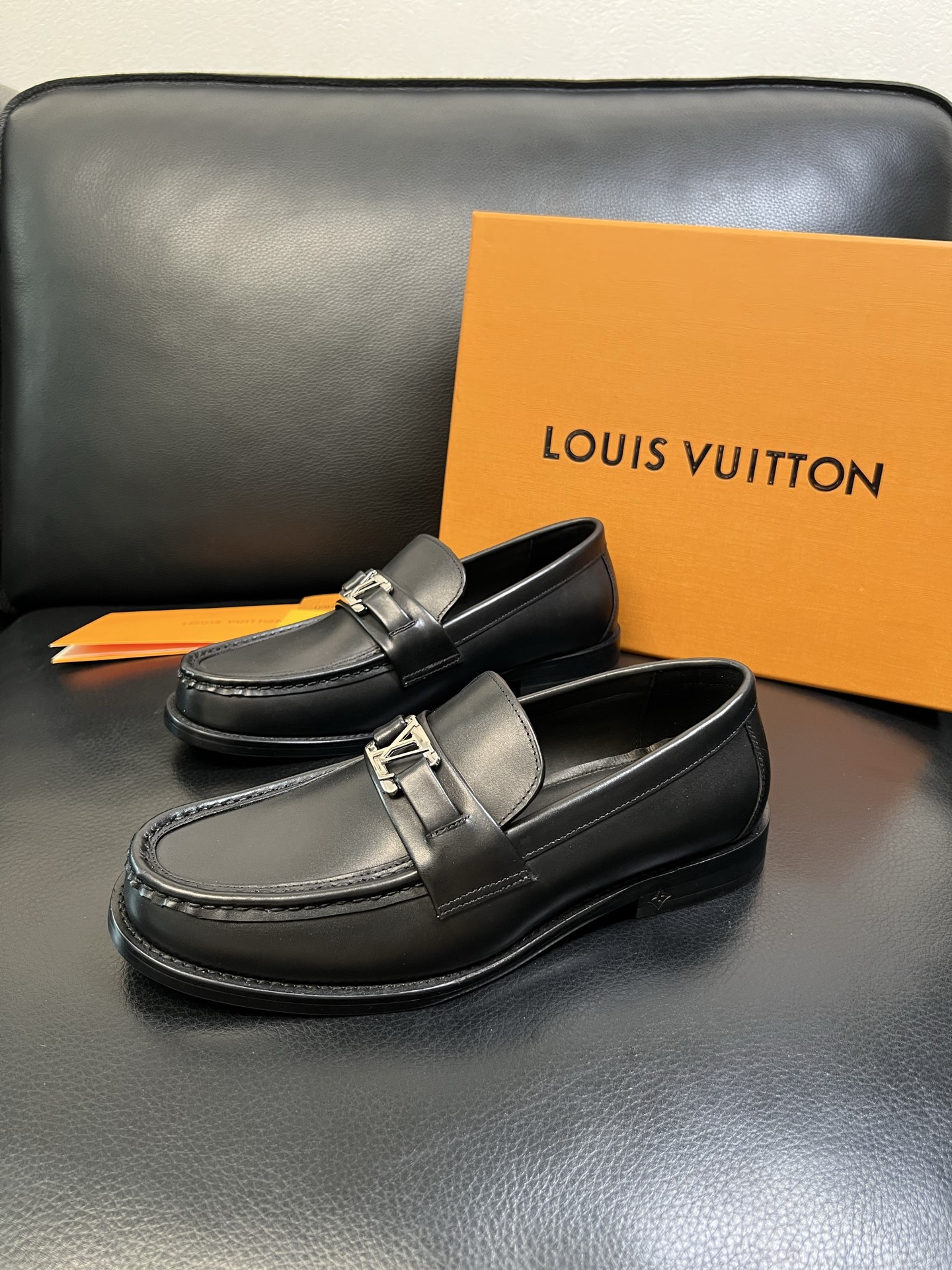 Lv 高品质 顶级工艺品 路易威登 皮鞋专柜同步原厂配置，鞋面意大利进口，进口水染牛皮内里，鞋底：原厂特