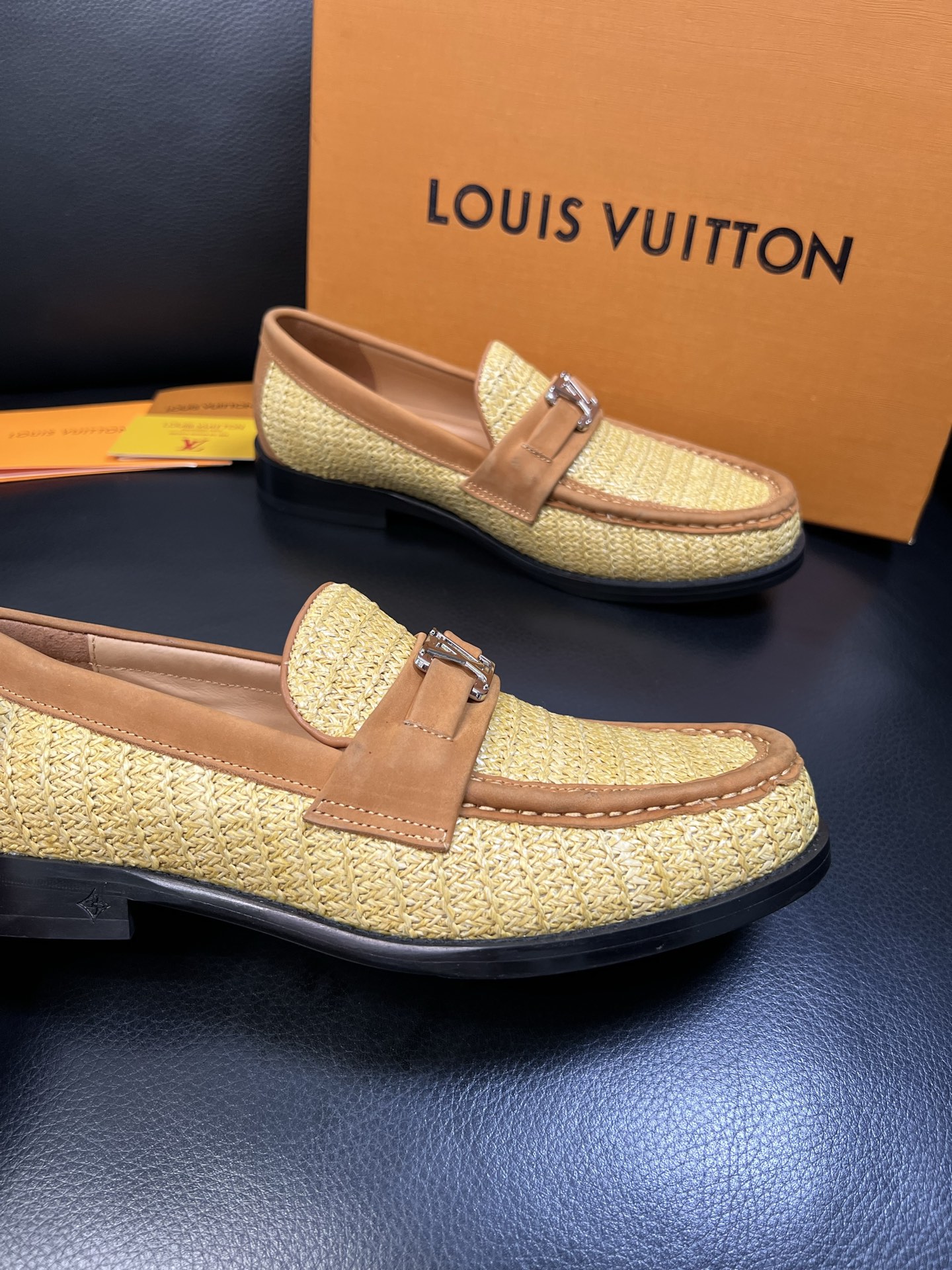 Lv 高品质 顶级工艺品 路易威登 皮鞋专柜同步原厂配置，鞋面意大利进口，进口水染牛皮内里，鞋底：原厂特