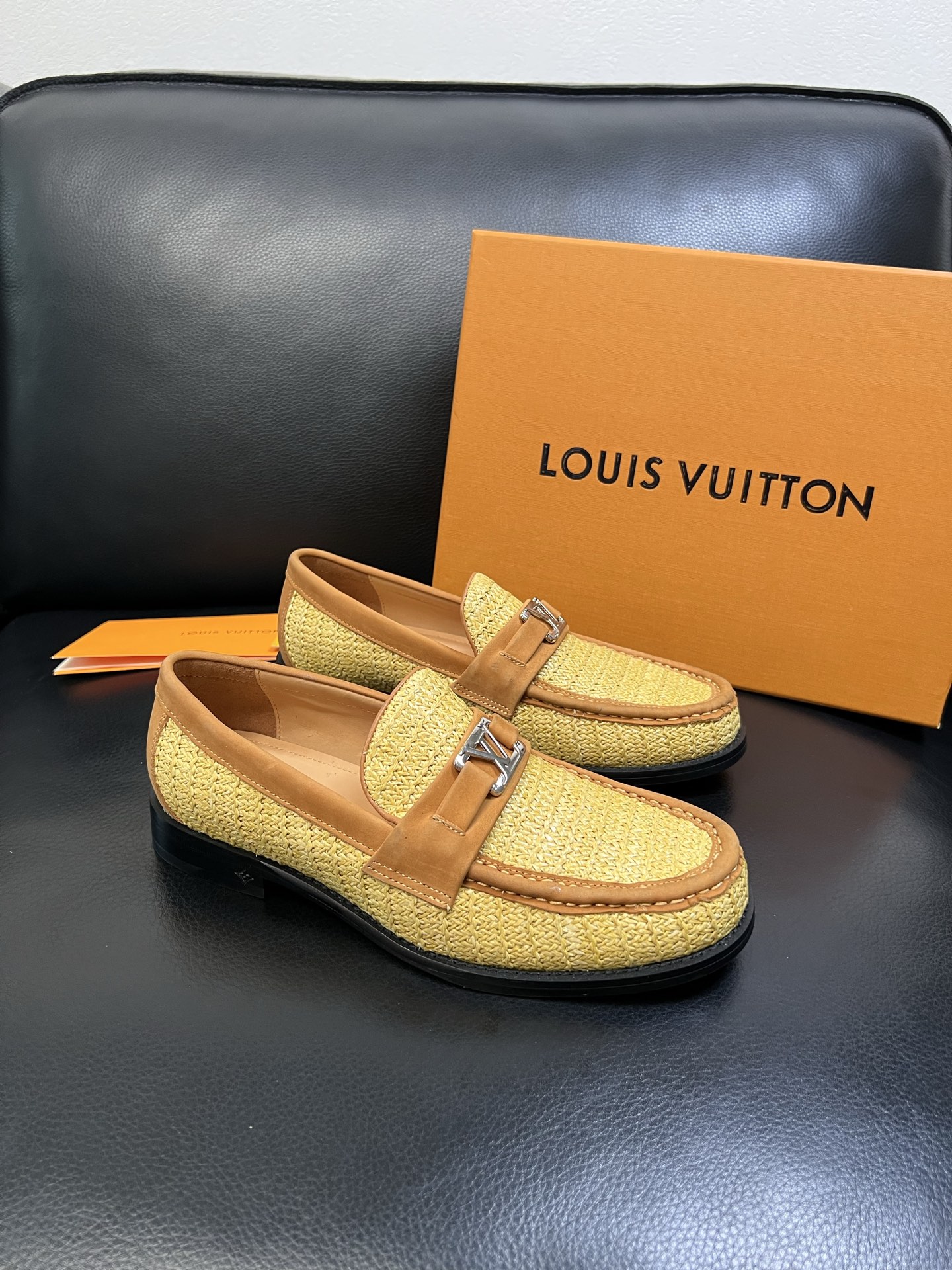 Lv 高品质 顶级工艺品 路易威登 皮鞋专柜同步原厂配置，鞋面意大利进口，进口水染牛皮内里，鞋底：原厂特