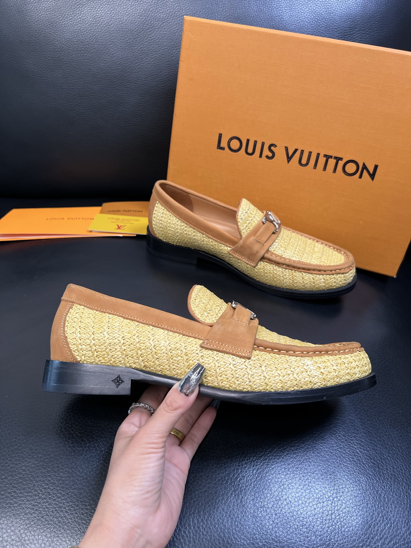 Lv 高品质 顶级工艺品 路易威登 皮鞋专柜同步原厂配置，鞋面意大利进口，进口水染牛皮内里，鞋底：原厂特