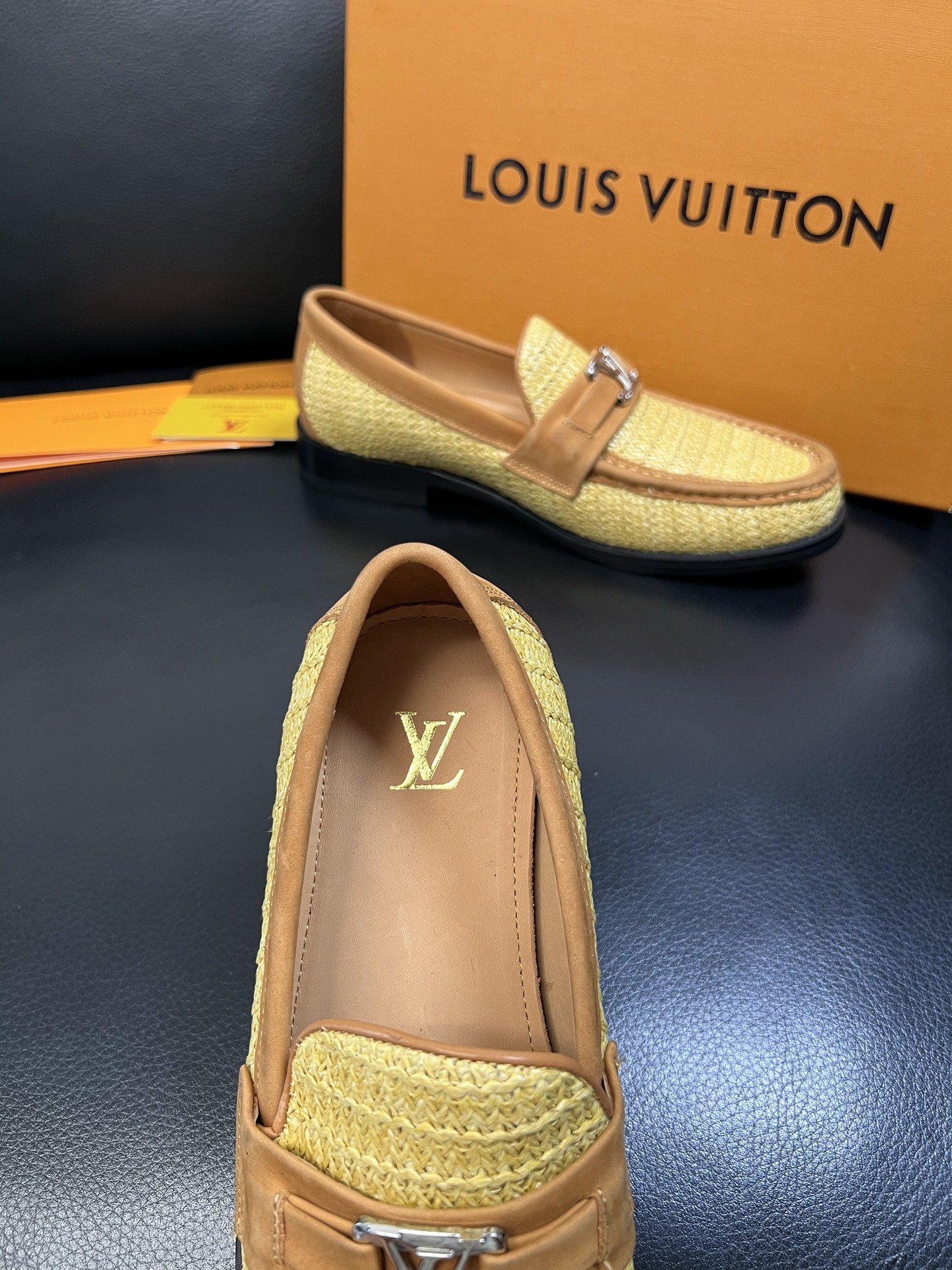 Lv 高品质 顶级工艺品 路易威登 皮鞋专柜同步原厂配置，鞋面意大利进口，进口水染牛皮内里，鞋底：原厂特