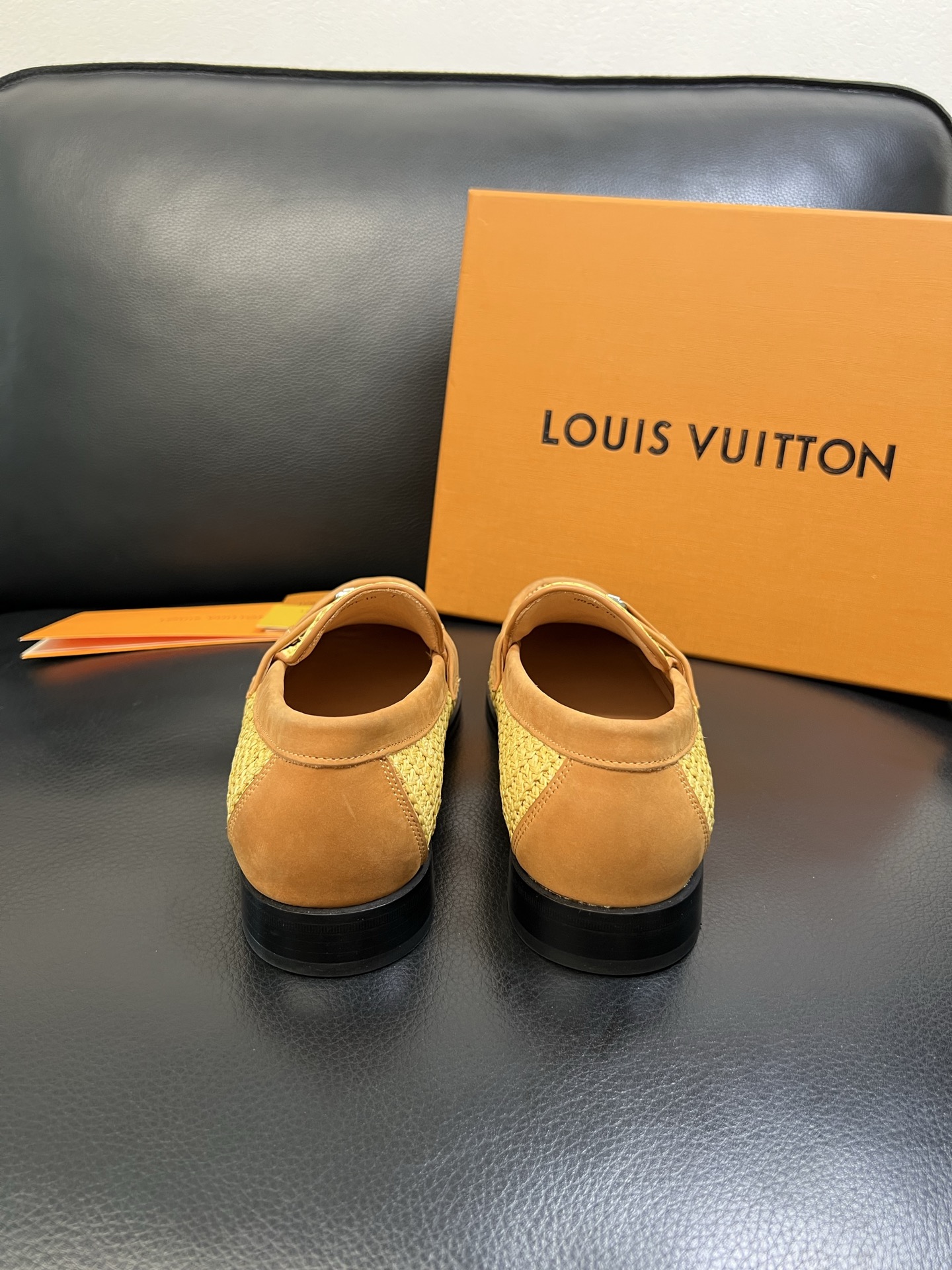 Lv 高品质 顶级工艺品 路易威登 皮鞋专柜同步原厂配置，鞋面意大利进口，进口水染牛皮内里，鞋底：原厂特