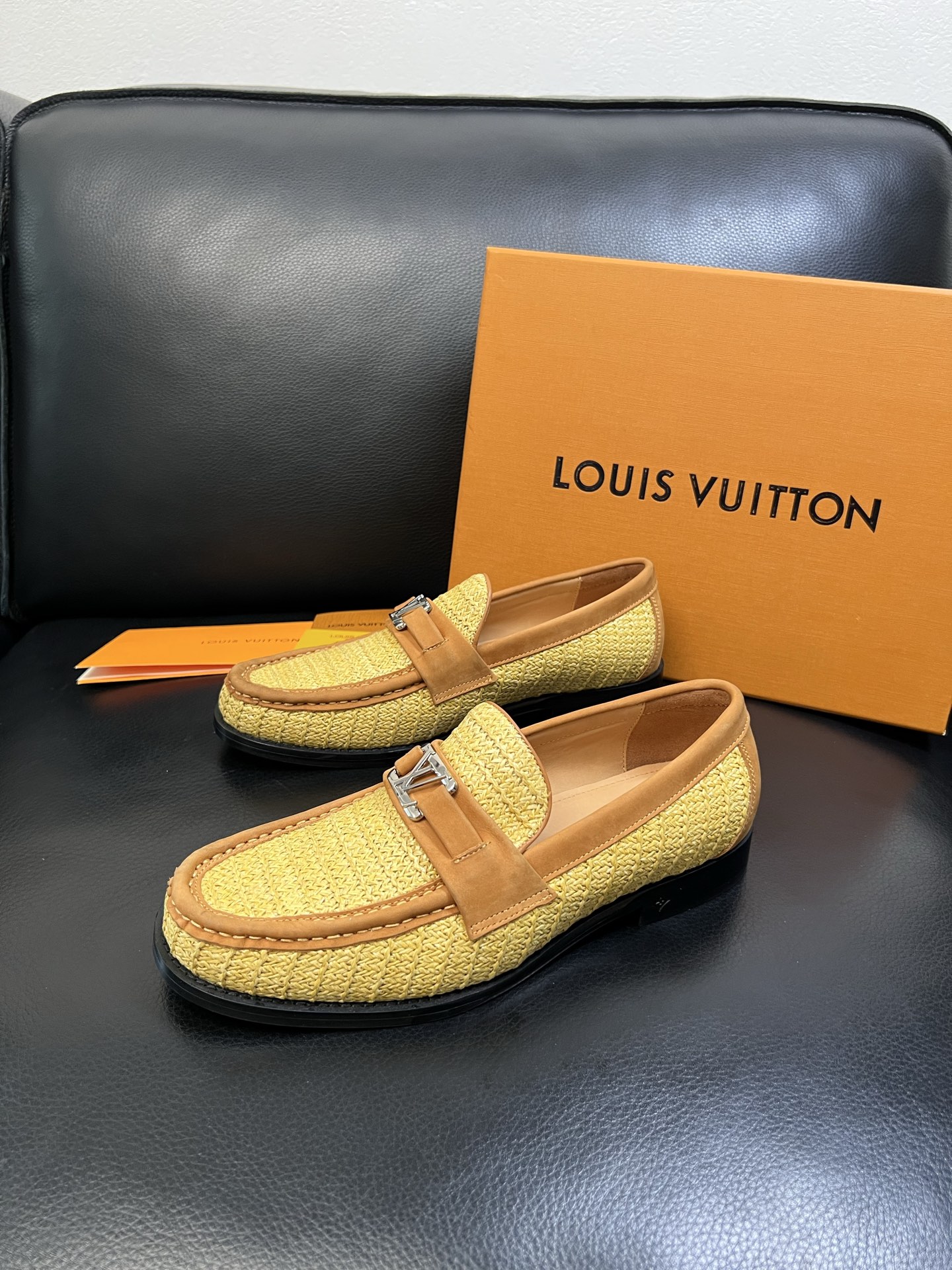 Lv 高品质 顶级工艺品 路易威登 皮鞋专柜同步原厂配置，鞋面意大利进口，进口水染牛皮内里，鞋底：原厂特