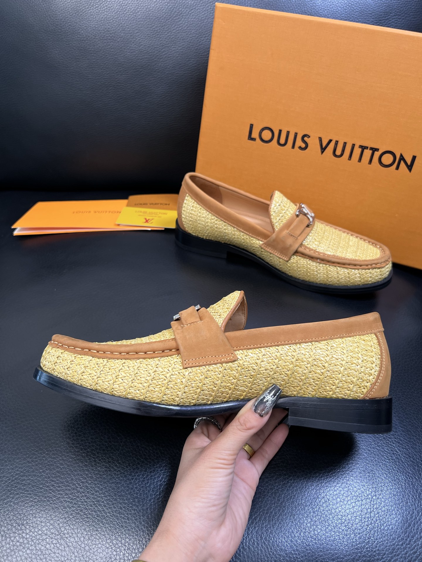 Lv 高品质 顶级工艺品 路易威登 皮鞋专柜同步原厂配置，鞋面意大利进口，进口水染牛皮内里，鞋底：原厂特