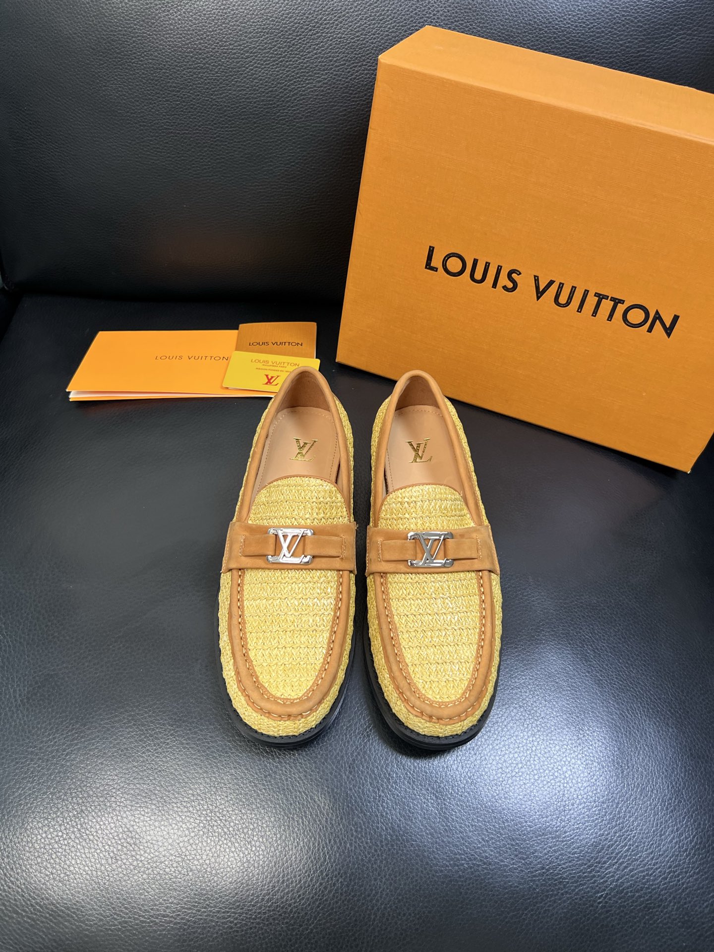 Lv 高品质 顶级工艺品 路易威登 皮鞋专柜同步原厂配置，鞋面意大利进口，进口水染牛皮内里，鞋底：原厂特