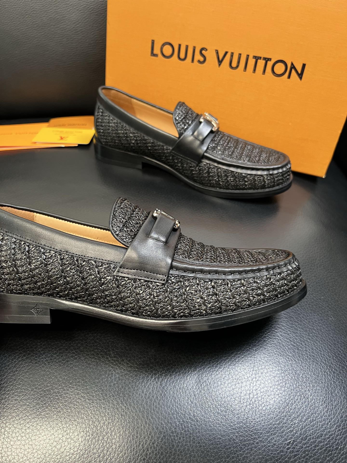 Lv 高品质 顶级工艺品 路易威登 皮鞋专柜同步原厂配置，鞋面意大利进口，进口水染牛皮内里，鞋底：原厂特