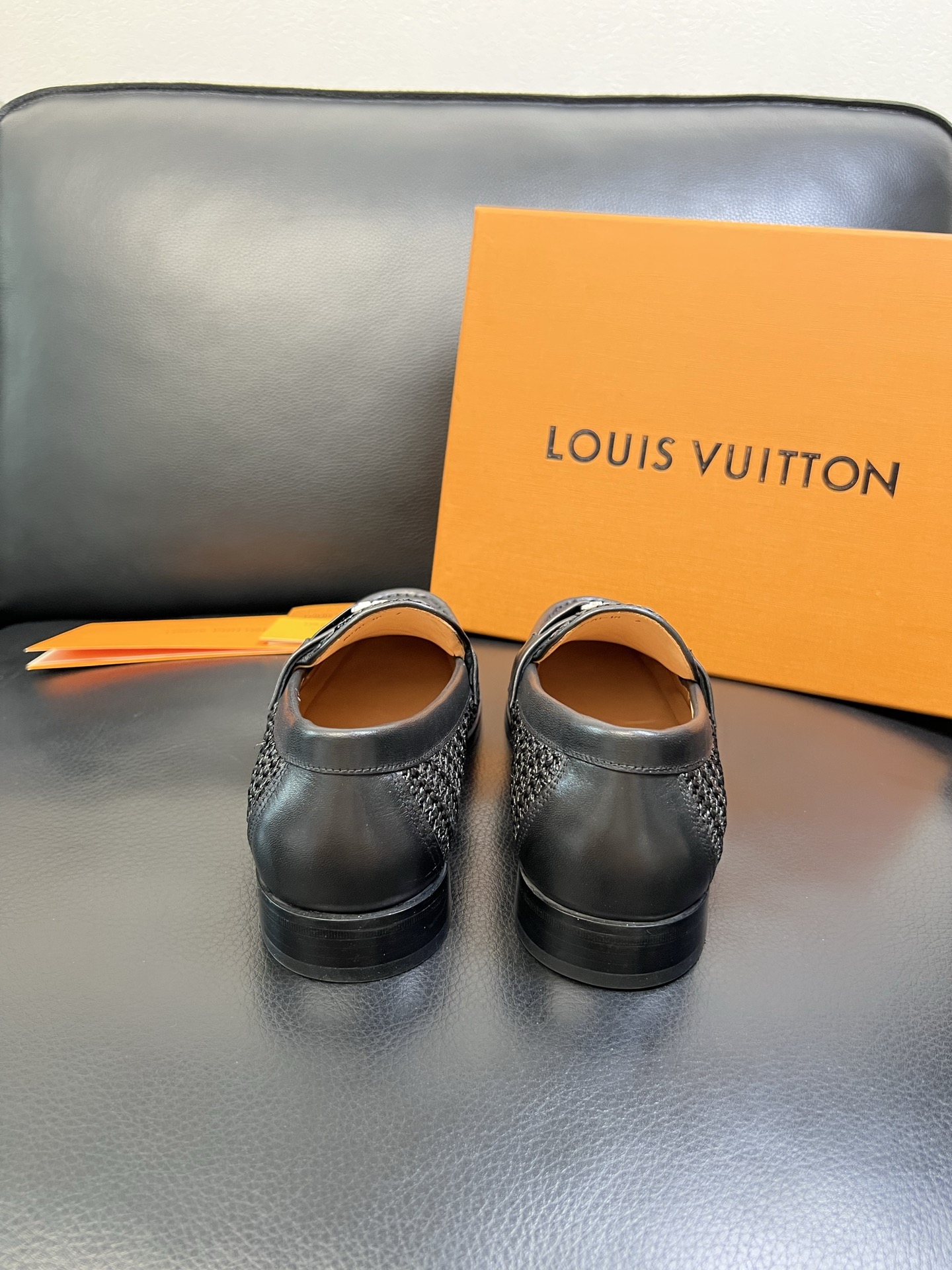 Lv 高品质 顶级工艺品 路易威登 皮鞋专柜同步原厂配置，鞋面意大利进口，进口水染牛皮内里，鞋底：原厂特