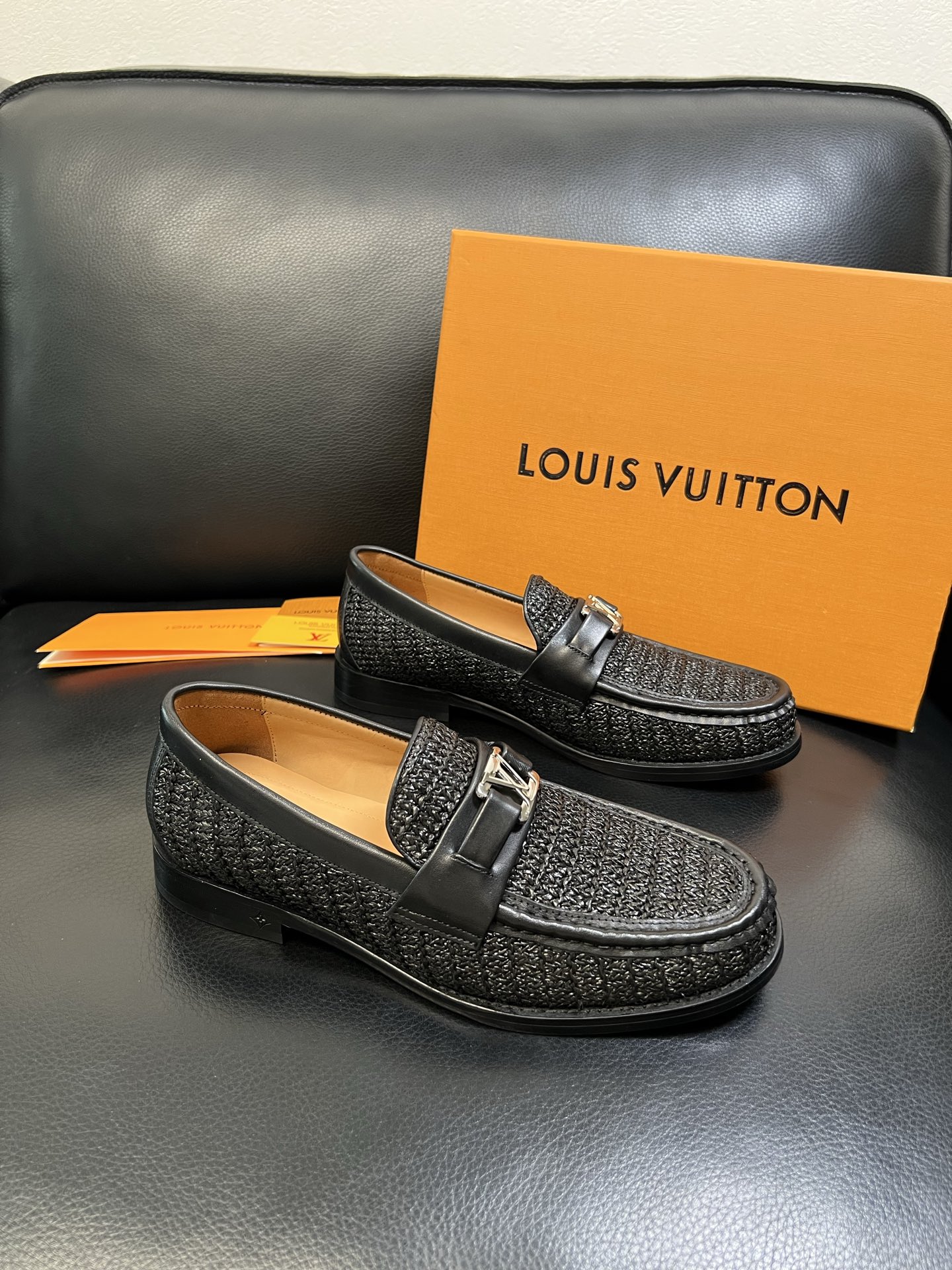 Lv 高品质 顶级工艺品 路易威登 皮鞋专柜同步原厂配置，鞋面意大利进口，进口水染牛皮内里，鞋底：原厂特