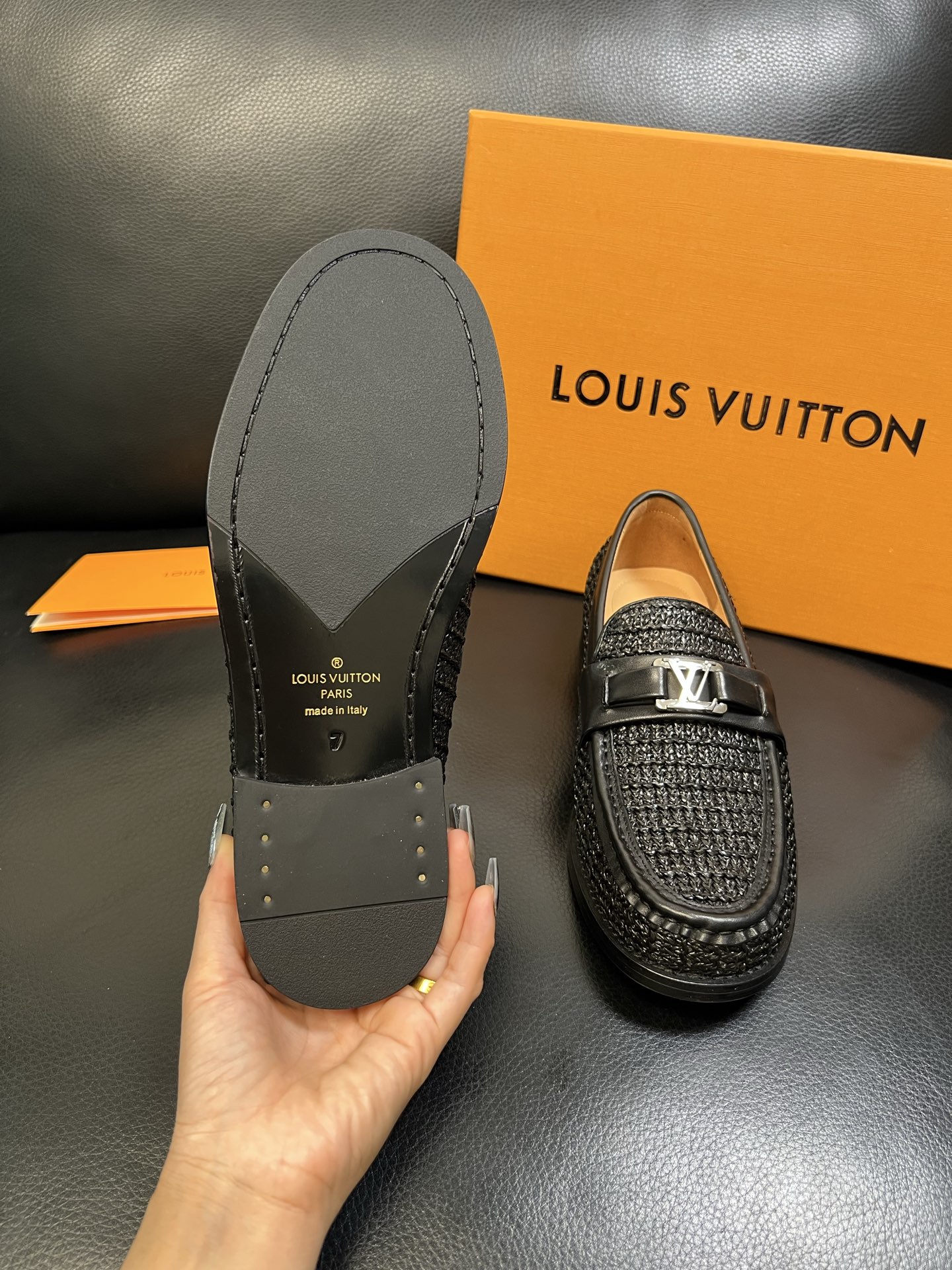 Lv 高品质 顶级工艺品 路易威登 皮鞋专柜同步原厂配置，鞋面意大利进口，进口水染牛皮内里，鞋底：原厂特