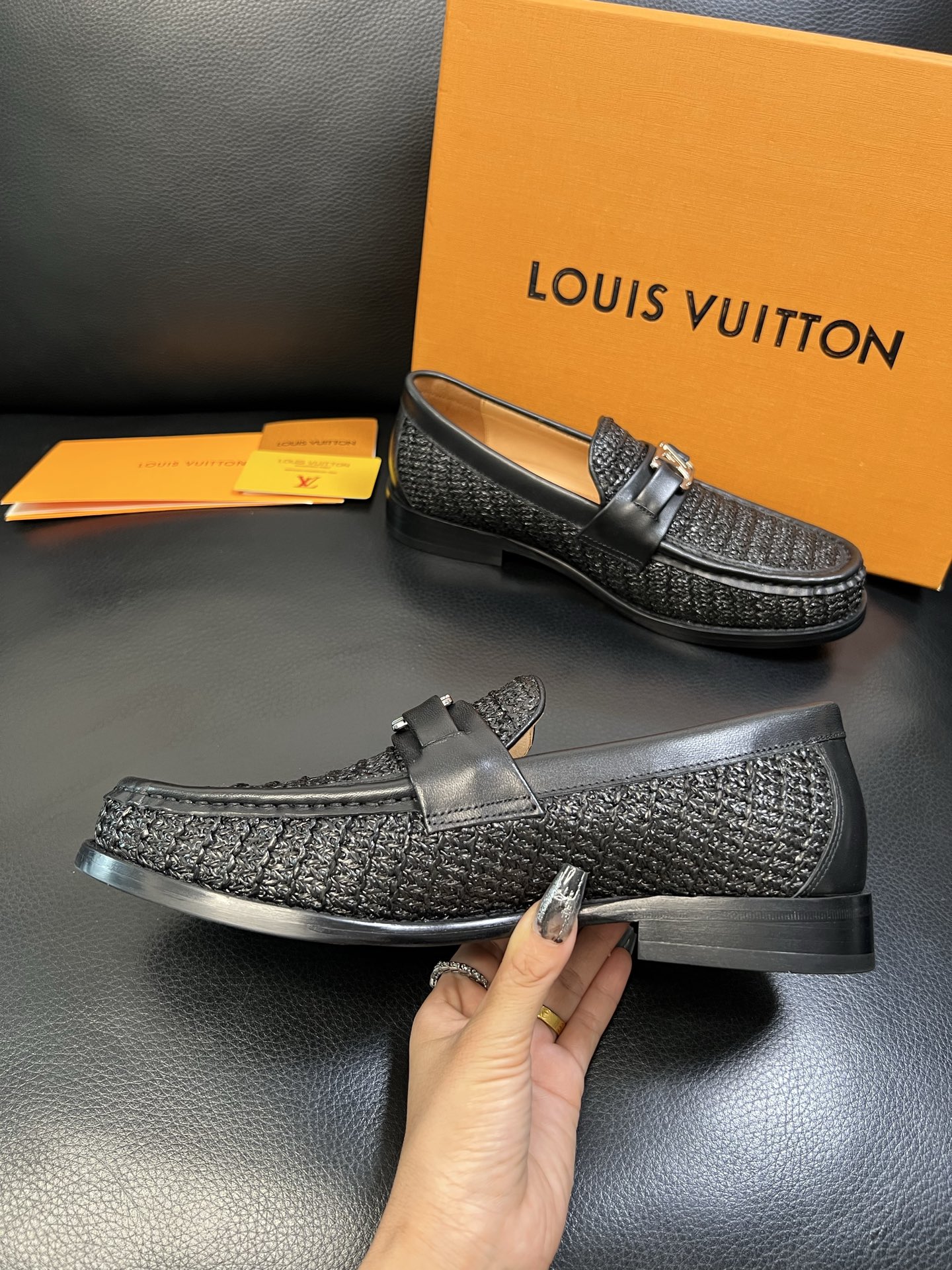 Lv 高品质 顶级工艺品 路易威登 皮鞋专柜同步原厂配置，鞋面意大利进口，进口水染牛皮内里，鞋底：原厂特