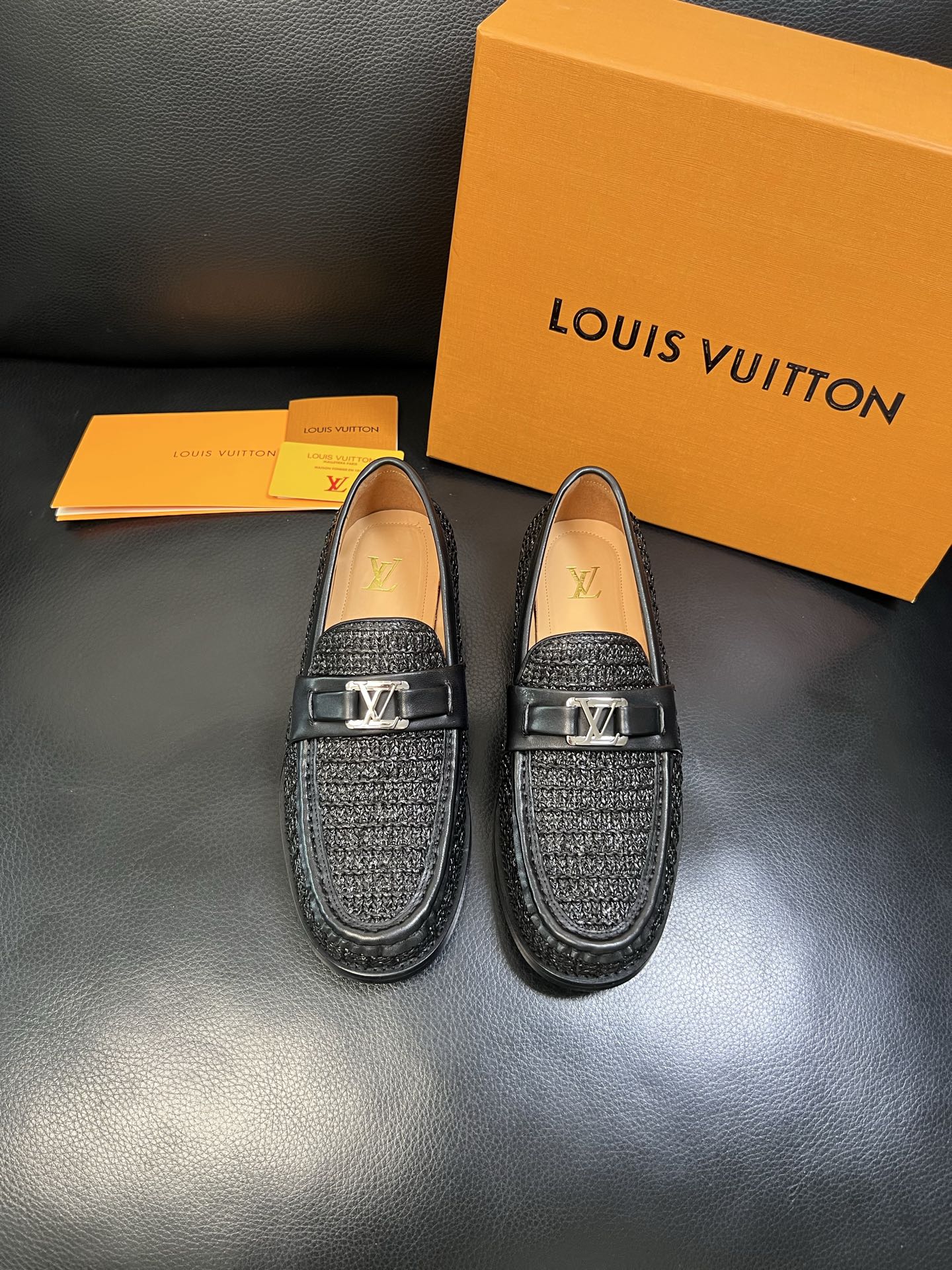 Lv 高品质 顶级工艺品 路易威登 皮鞋专柜同步原厂配置，鞋面意大利进口，进口水染牛皮内里，鞋底：原厂特