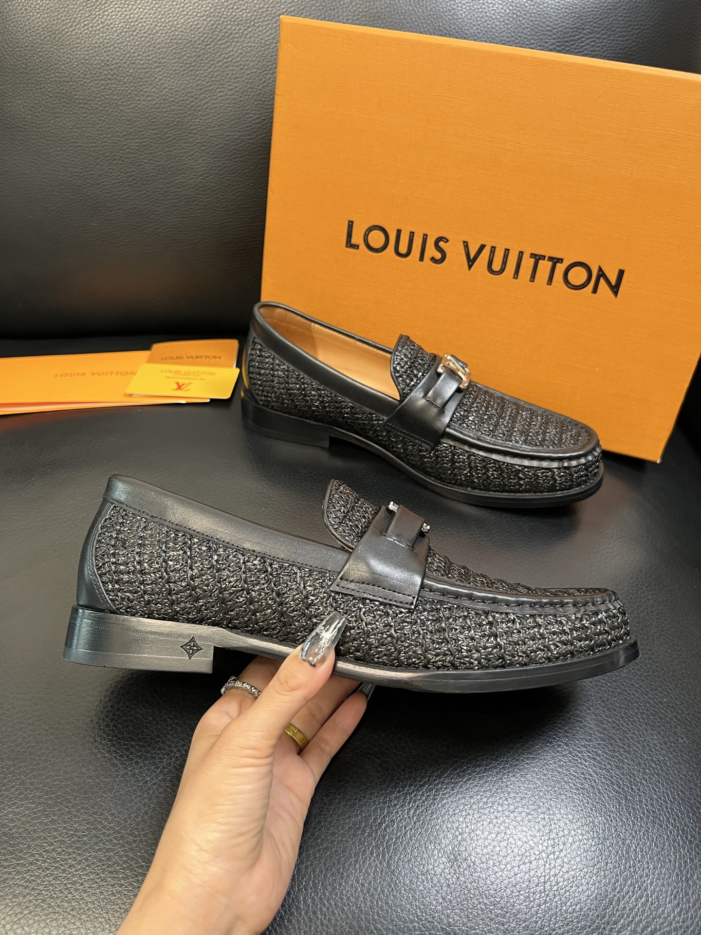 Lv 高品质 顶级工艺品 路易威登 皮鞋专柜同步原厂配置，鞋面意大利进口，进口水染牛皮内里，鞋底：原厂特