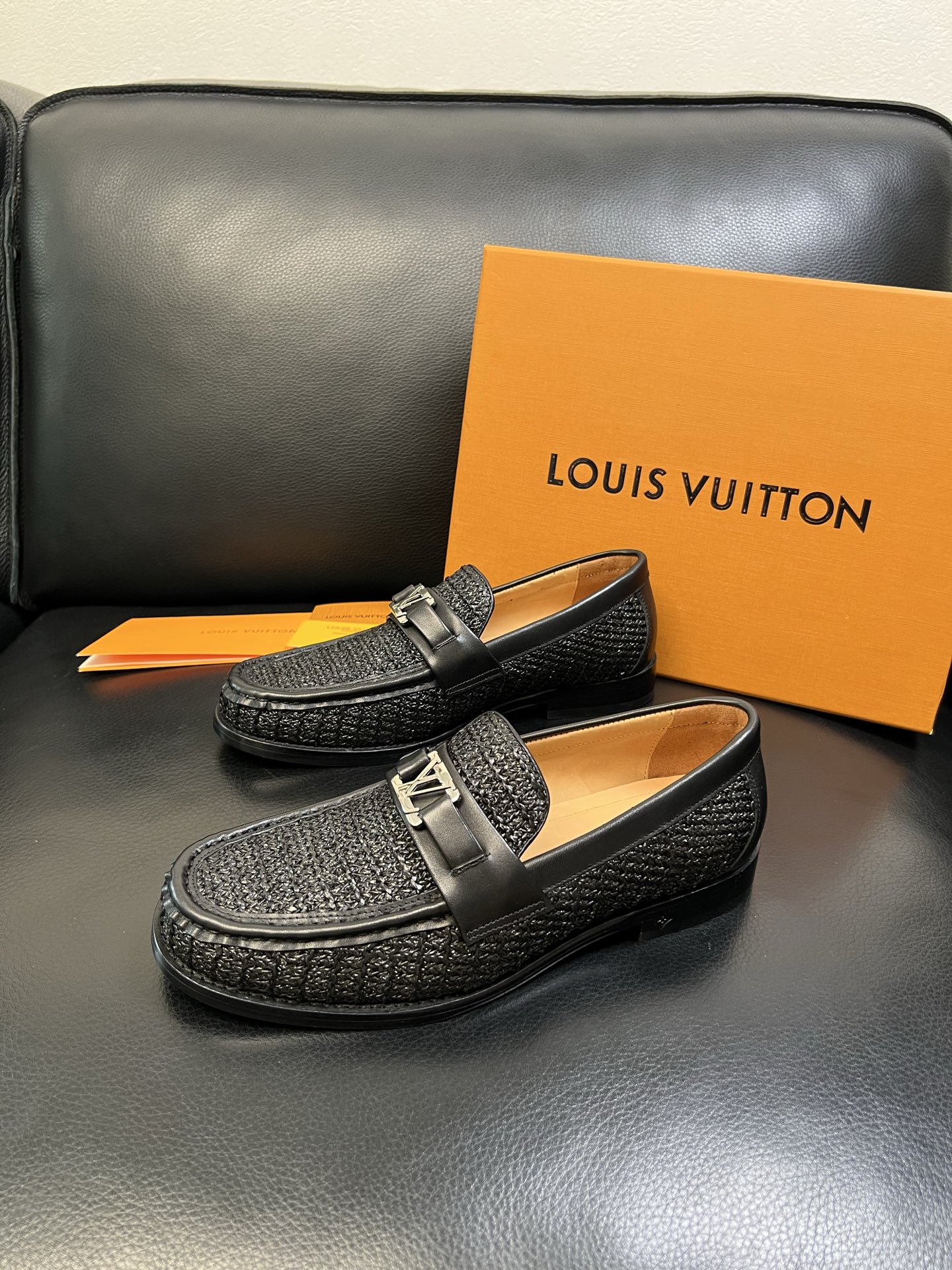 Lv 高品质 顶级工艺品 路易威登 皮鞋专柜同步原厂配置，鞋面意大利进口，进口水染牛皮内里，鞋底：原厂特