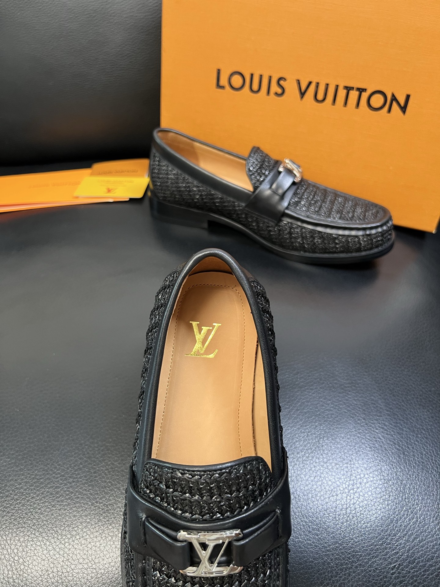 Lv 高品质 顶级工艺品 路易威登 皮鞋专柜同步原厂配置，鞋面意大利进口，进口水染牛皮内里，鞋底：原厂特