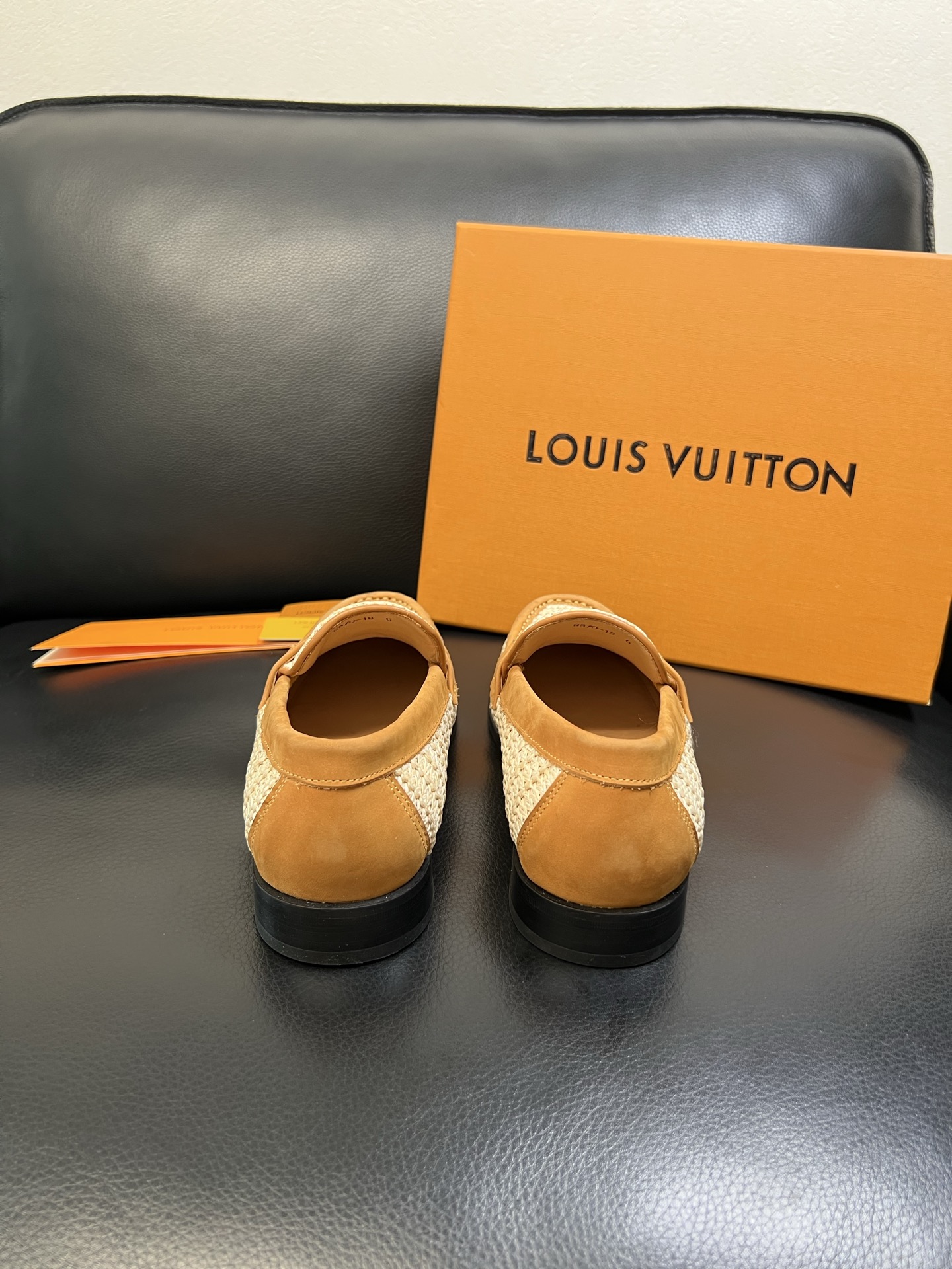 Lv 高品质 顶级工艺品 路易威登 皮鞋专柜同步原厂配置，鞋面意大利进口，进口水染牛皮内里，鞋底：原厂特