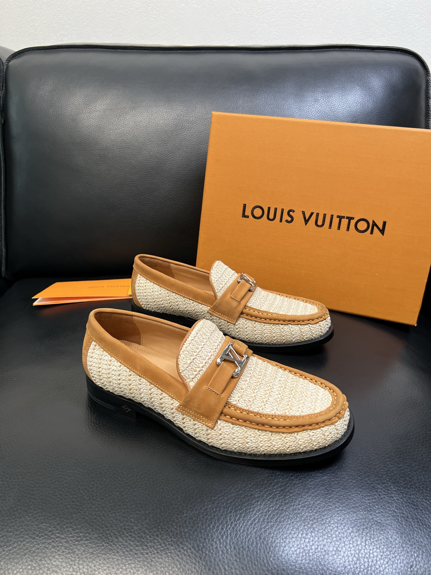 Lv 高品质 顶级工艺品 路易威登 皮鞋专柜同步原厂配置，鞋面意大利进口，进口水染牛皮内里，鞋底：原厂特