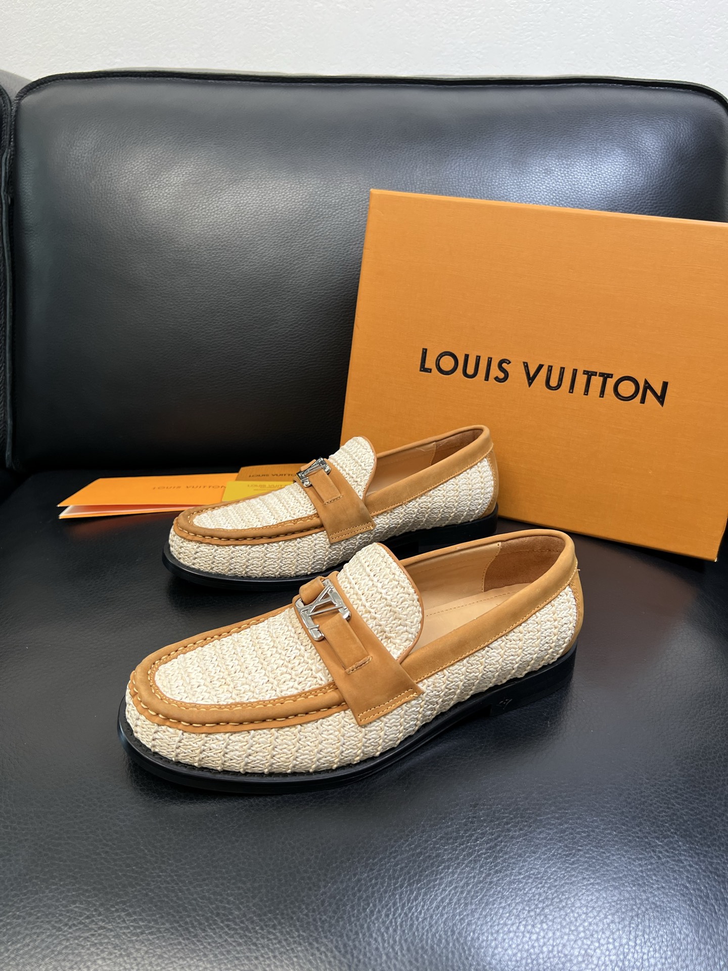 Lv 高品质 顶级工艺品 路易威登 皮鞋专柜同步原厂配置，鞋面意大利进口，进口水染牛皮内里，鞋底：原厂特