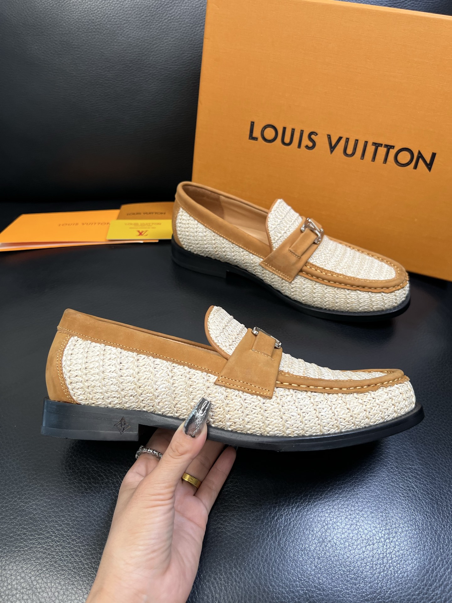 Lv 高品质 顶级工艺品 路易威登 皮鞋专柜同步原厂配置，鞋面意大利进口，进口水染牛皮内里，鞋底：原厂特