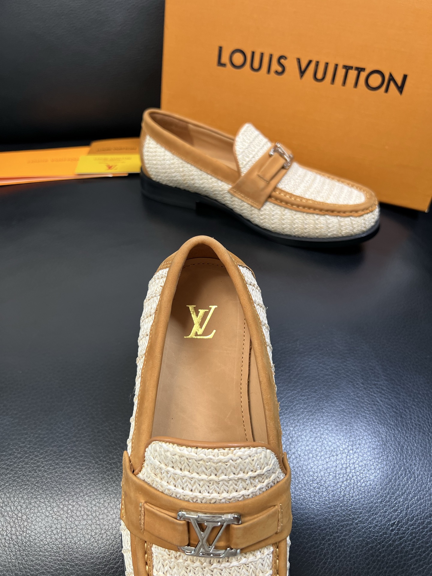 Lv 高品质 顶级工艺品 路易威登 皮鞋专柜同步原厂配置，鞋面意大利进口，进口水染牛皮内里，鞋底：原厂特
