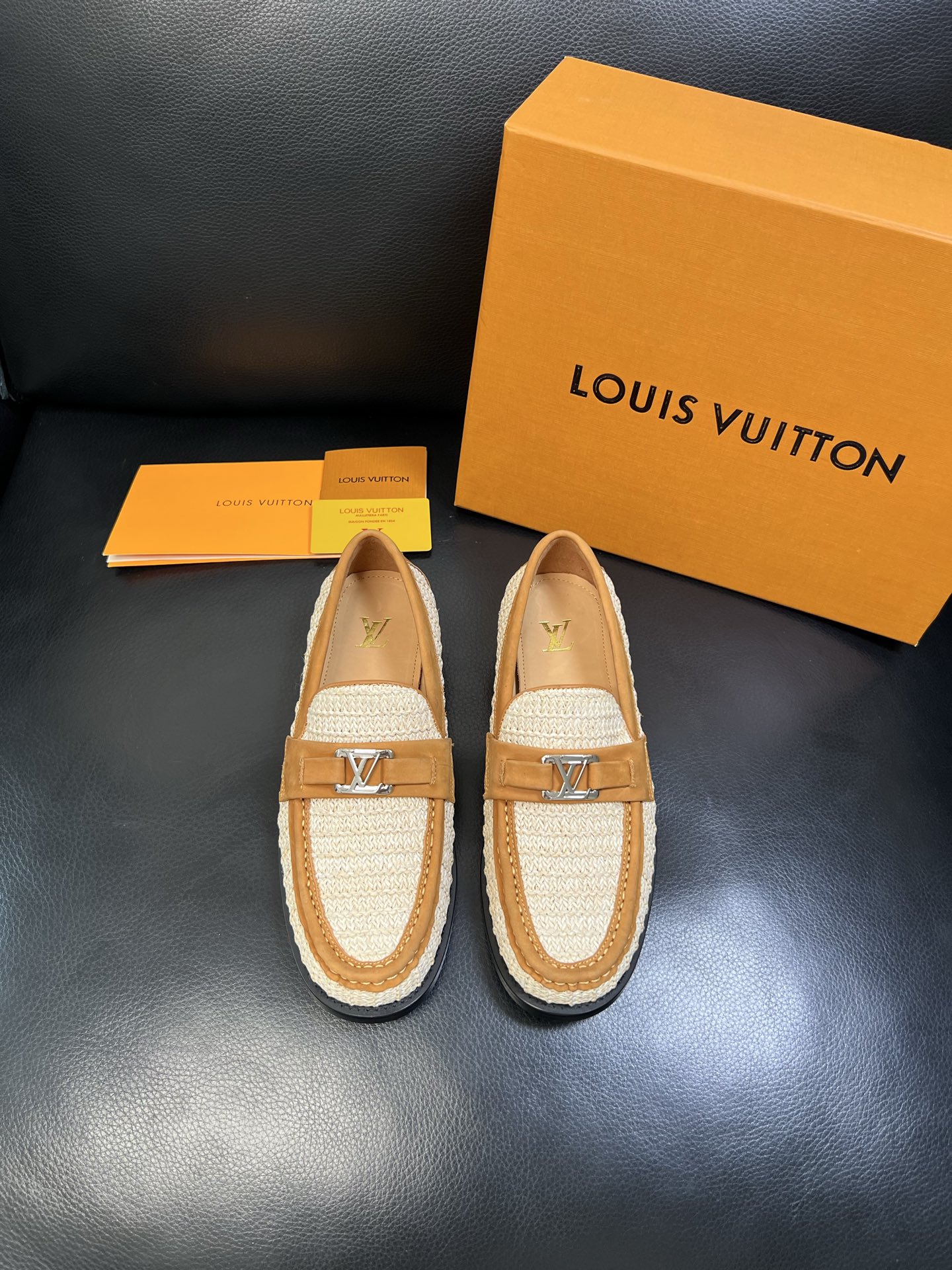 Lv 高品质 顶级工艺品 路易威登 皮鞋专柜同步原厂配置，鞋面意大利进口，进口水染牛皮内里，鞋底：原厂特