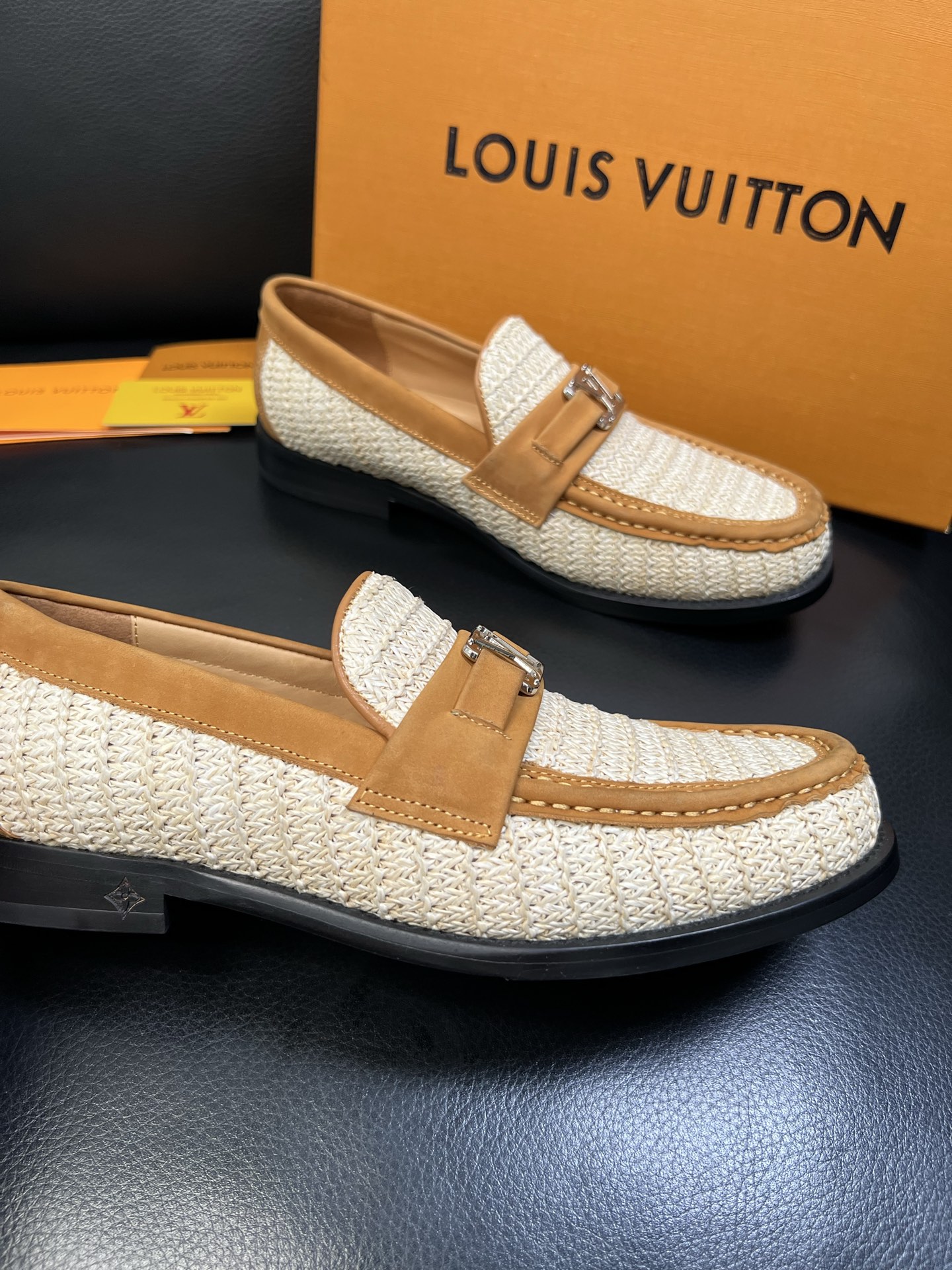 Lv 高品质 顶级工艺品 路易威登 皮鞋专柜同步原厂配置，鞋面意大利进口，进口水染牛皮内里，鞋底：原厂特