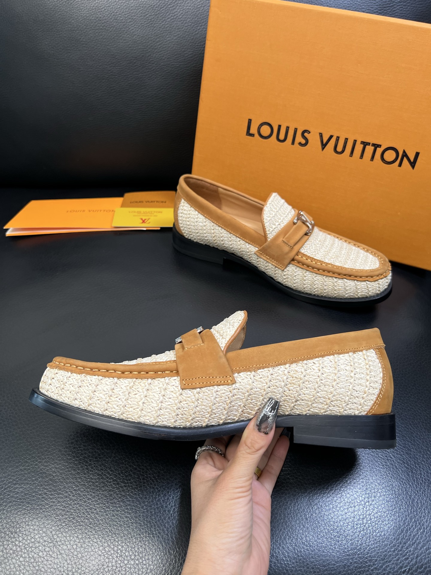 Lv 高品质 顶级工艺品 路易威登 皮鞋专柜同步原厂配置，鞋面意大利进口，进口水染牛皮内里，鞋底：原厂特