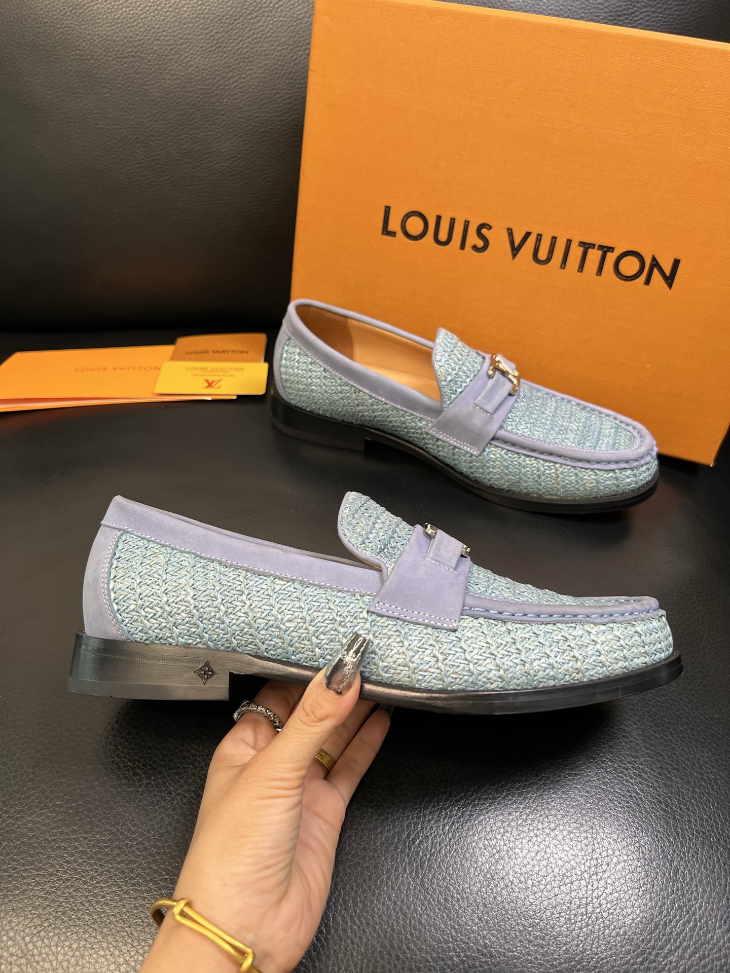 Lv 高品质 顶级工艺品 路易威登 皮鞋专柜同步原厂配置，鞋面意大利进口，进口水染牛皮内里，鞋底：原厂特