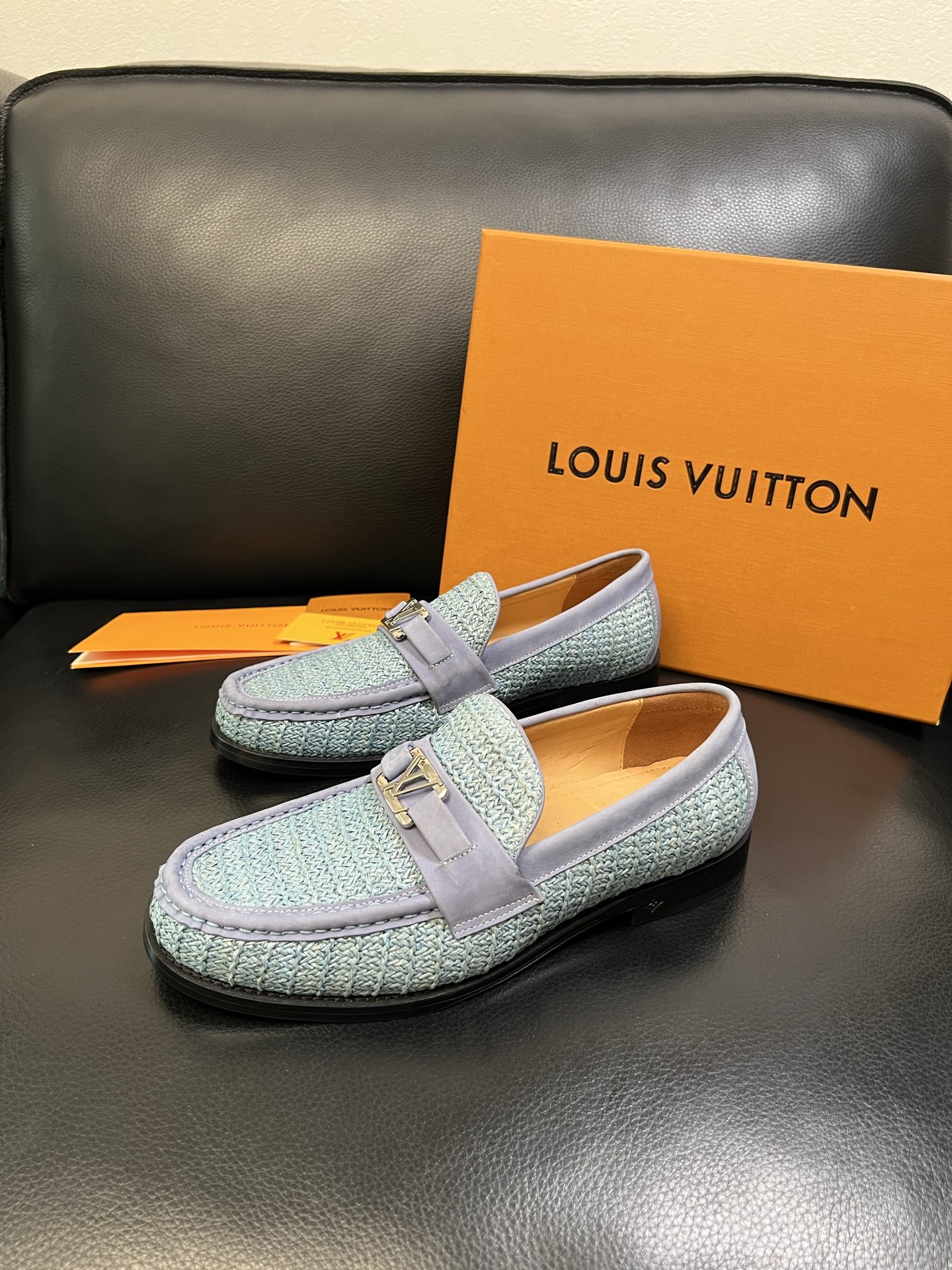 Lv 高品质 顶级工艺品 路易威登 皮鞋专柜同步原厂配置，鞋面意大利进口，进口水染牛皮内里，鞋底：原厂特