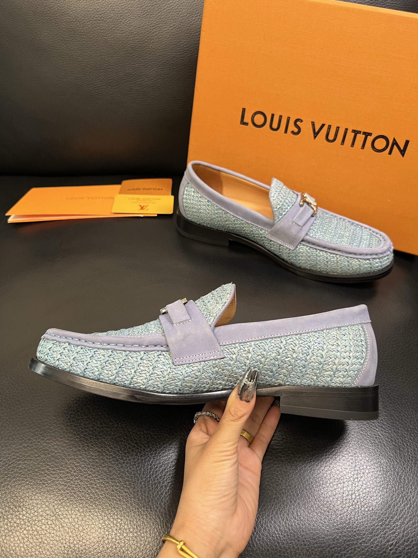 Lv 高品质 顶级工艺品 路易威登 皮鞋专柜同步原厂配置，鞋面意大利进口，进口水染牛皮内里，鞋底：原厂特