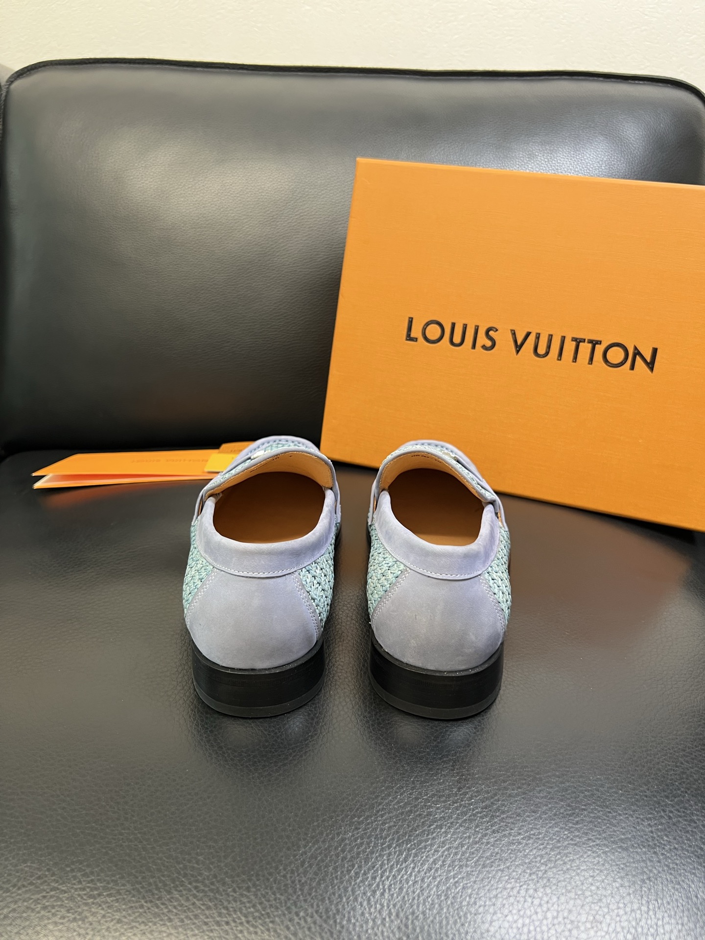 Lv 高品质 顶级工艺品 路易威登 皮鞋专柜同步原厂配置，鞋面意大利进口，进口水染牛皮内里，鞋底：原厂特