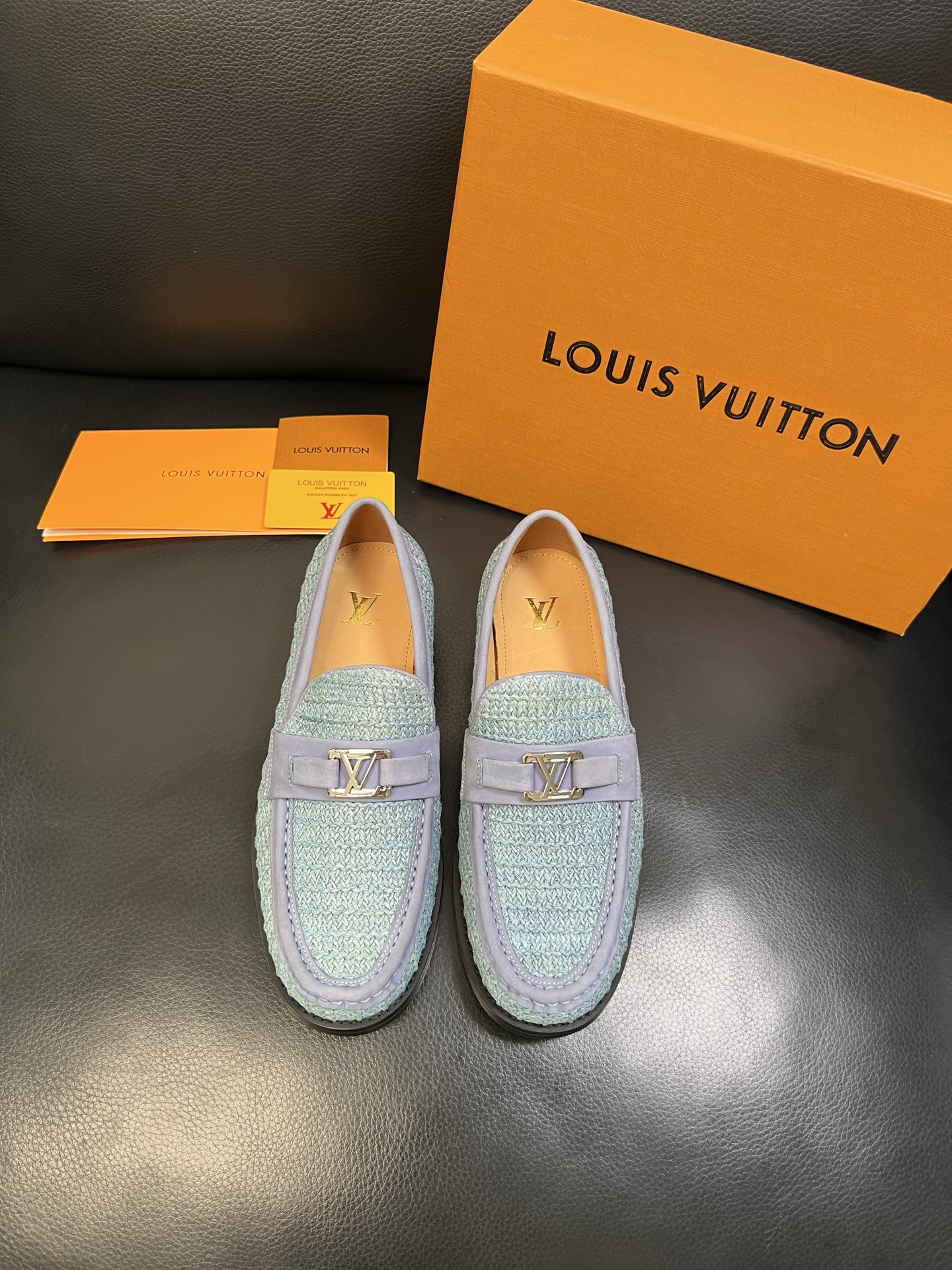 Lv 高品质 顶级工艺品 路易威登 皮鞋专柜同步原厂配置，鞋面意大利进口，进口水染牛皮内里，鞋底：原厂特