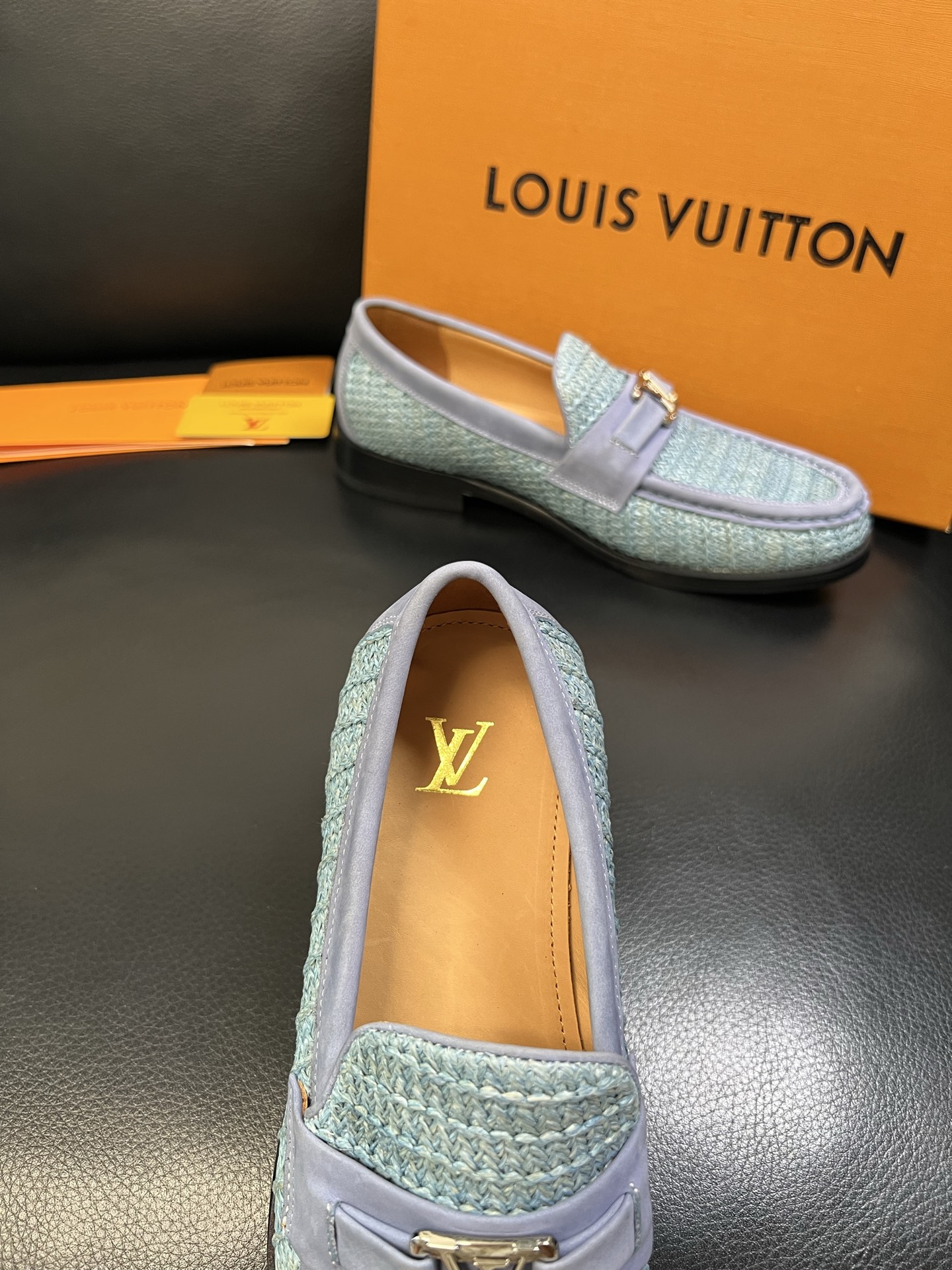 Lv 高品质 顶级工艺品 路易威登 皮鞋专柜同步原厂配置，鞋面意大利进口，进口水染牛皮内里，鞋底：原厂特