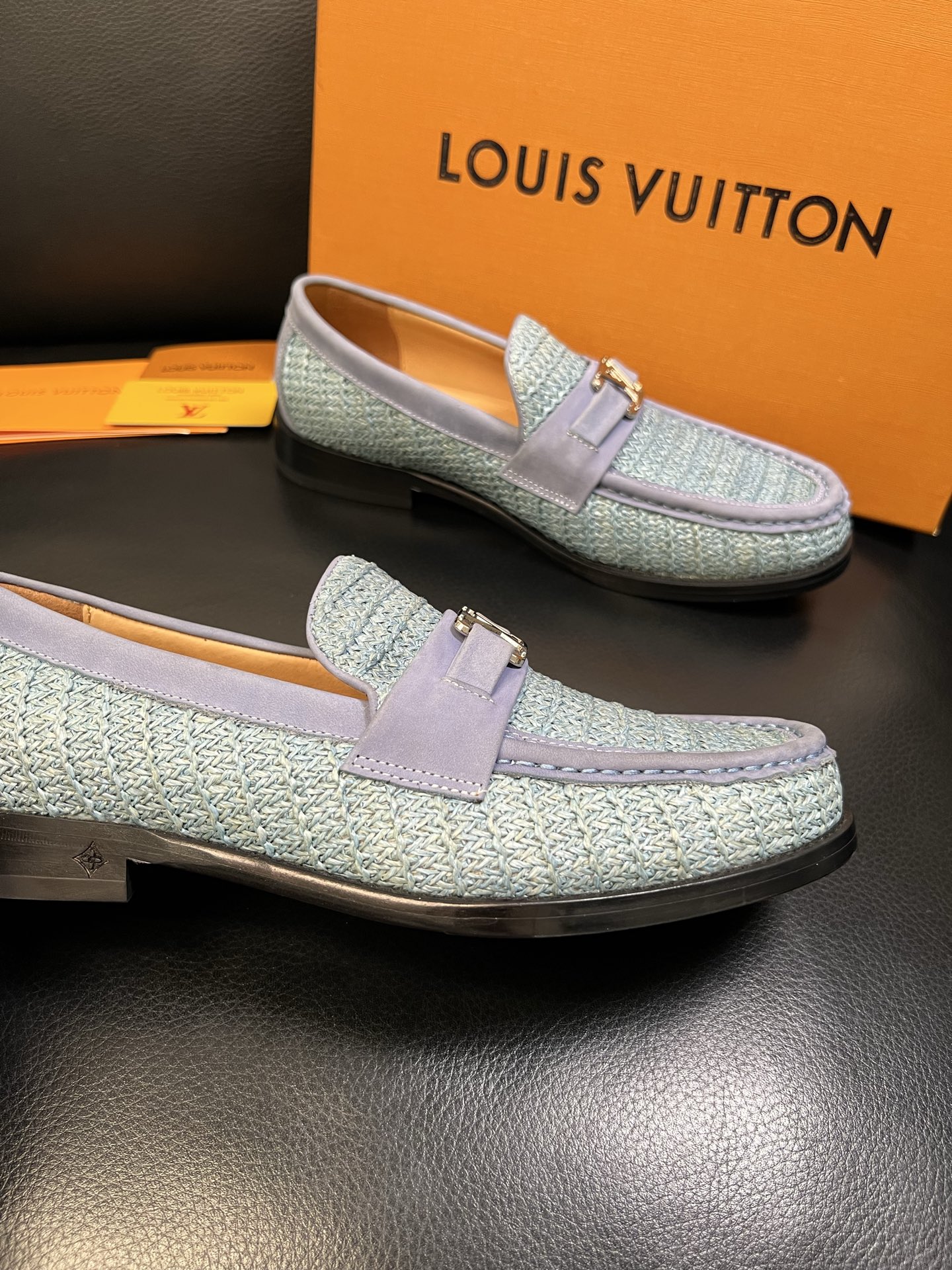 Lv 高品质 顶级工艺品 路易威登 皮鞋专柜同步原厂配置，鞋面意大利进口，进口水染牛皮内里，鞋底：原厂特