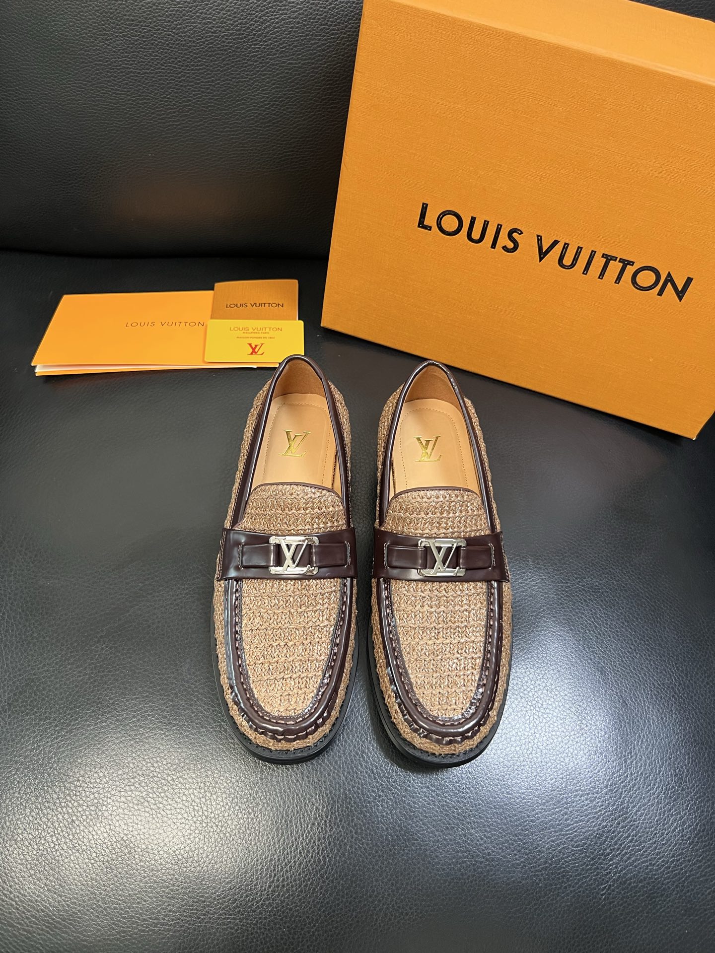 Lv 高品质 顶级工艺品 路易威登 皮鞋专柜同步原厂配置，鞋面意大利进口，进口水染牛皮内里，鞋底：原厂特