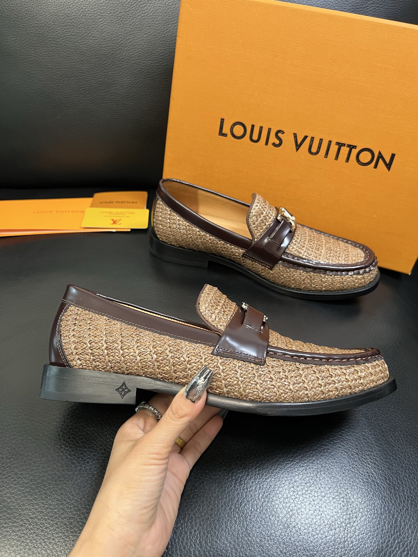 Lv 高品质 顶级工艺品 路易威登 皮鞋专柜同步原厂配置，鞋面意大利进口，进口水染牛皮内里，鞋底：原厂特