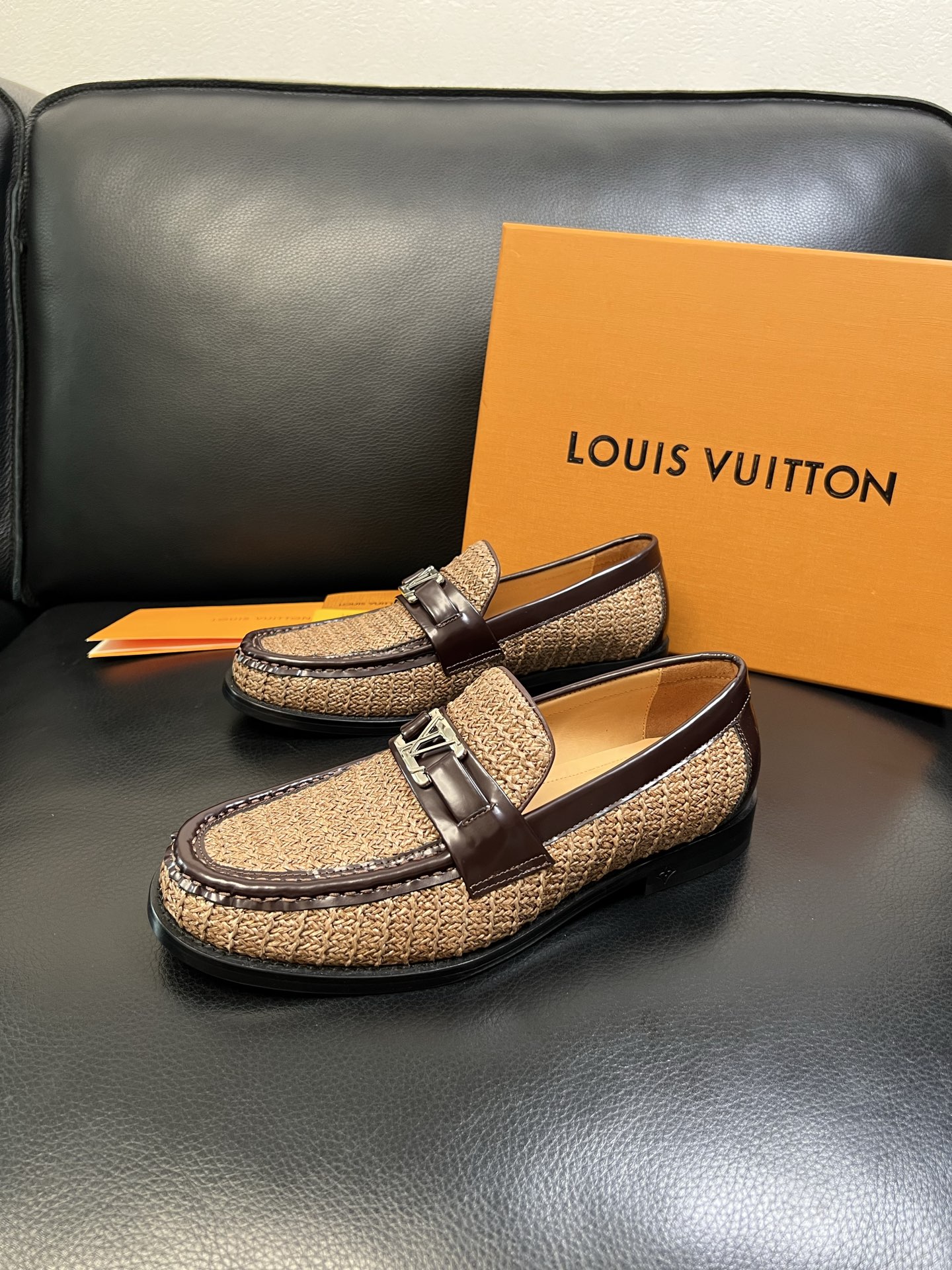 Lv 高品质 顶级工艺品 路易威登 皮鞋专柜同步原厂配置，鞋面意大利进口，进口水染牛皮内里，鞋底：原厂特