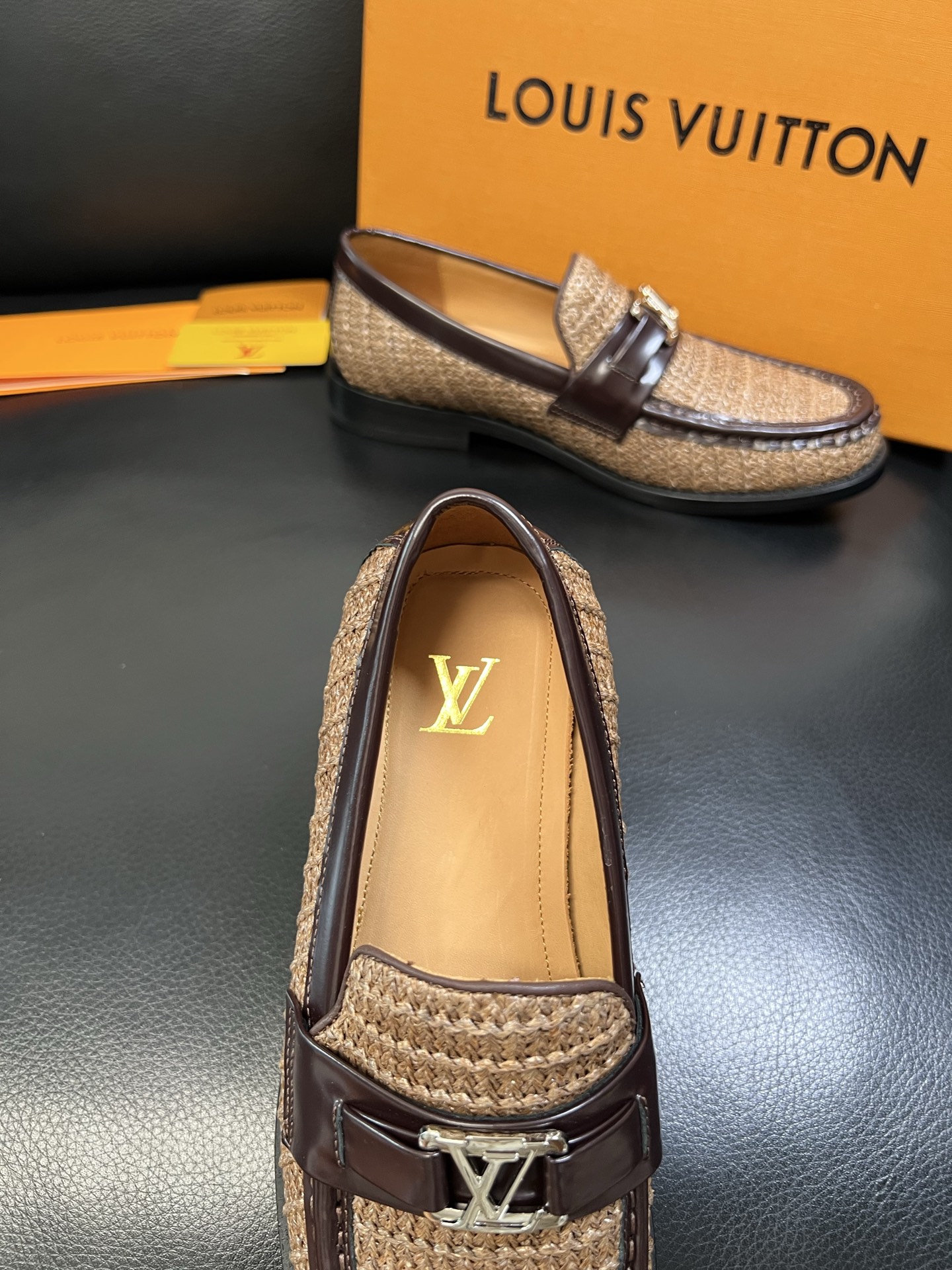 Lv 高品质 顶级工艺品 路易威登 皮鞋专柜同步原厂配置，鞋面意大利进口，进口水染牛皮内里，鞋底：原厂特