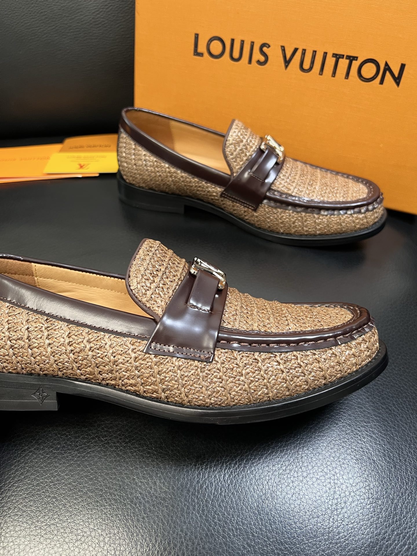 Lv 高品质 顶级工艺品 路易威登 皮鞋专柜同步原厂配置，鞋面意大利进口，进口水染牛皮内里，鞋底：原厂特